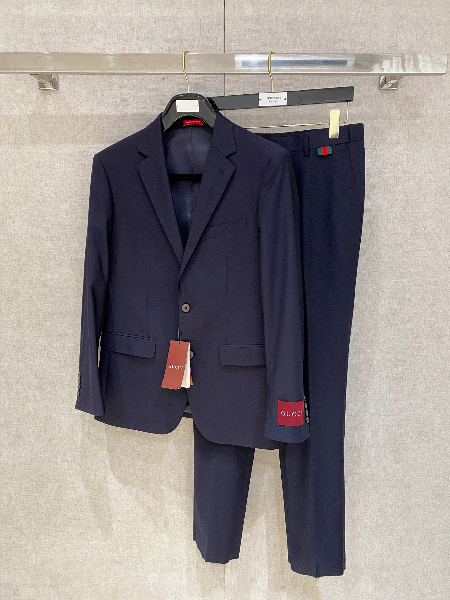 /套。【专柜同步新品】 2025年春秋男士 黑色 时尚商务休闲轻便西装/单西外套.整体轮廓趋于简约风格，