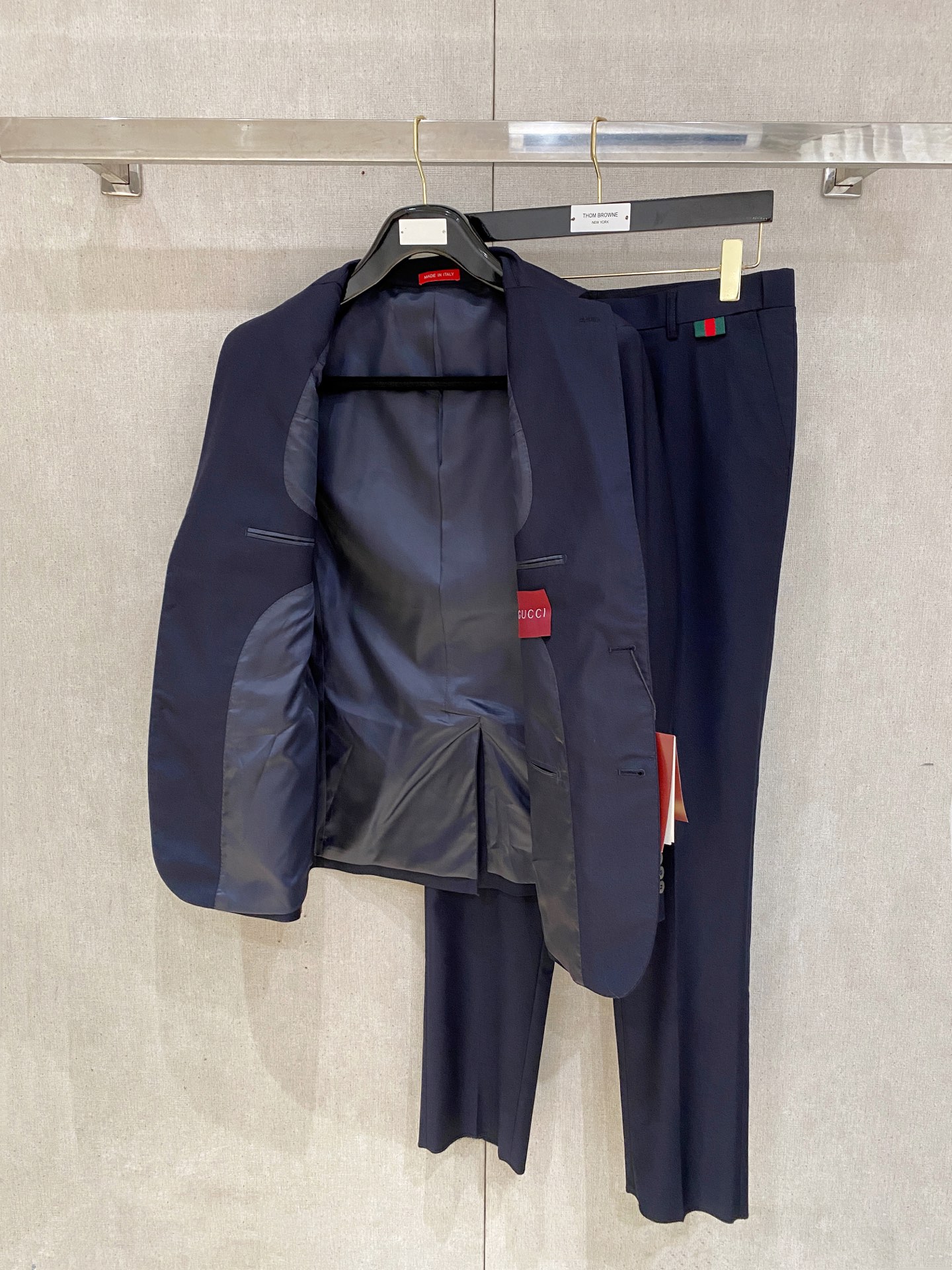 /套。【专柜同步新品】 2025年春秋男士 黑色 时尚商务休闲轻便西装/单西外套.整体轮廓趋于简约风格，