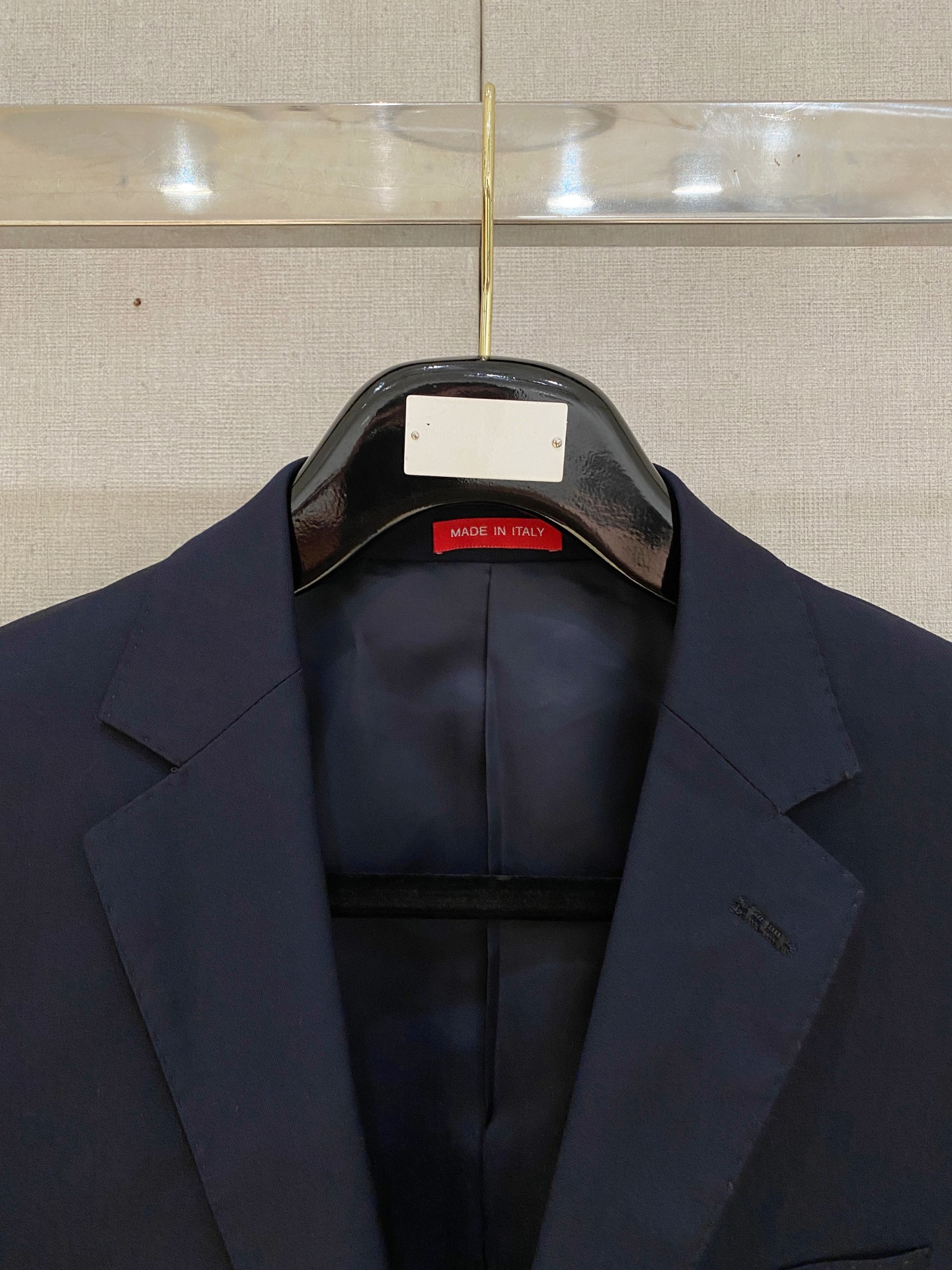 /套。【专柜同步新品】 2025年春秋男士 黑色 时尚商务休闲轻便西装/单西外套.整体轮廓趋于简约风格，