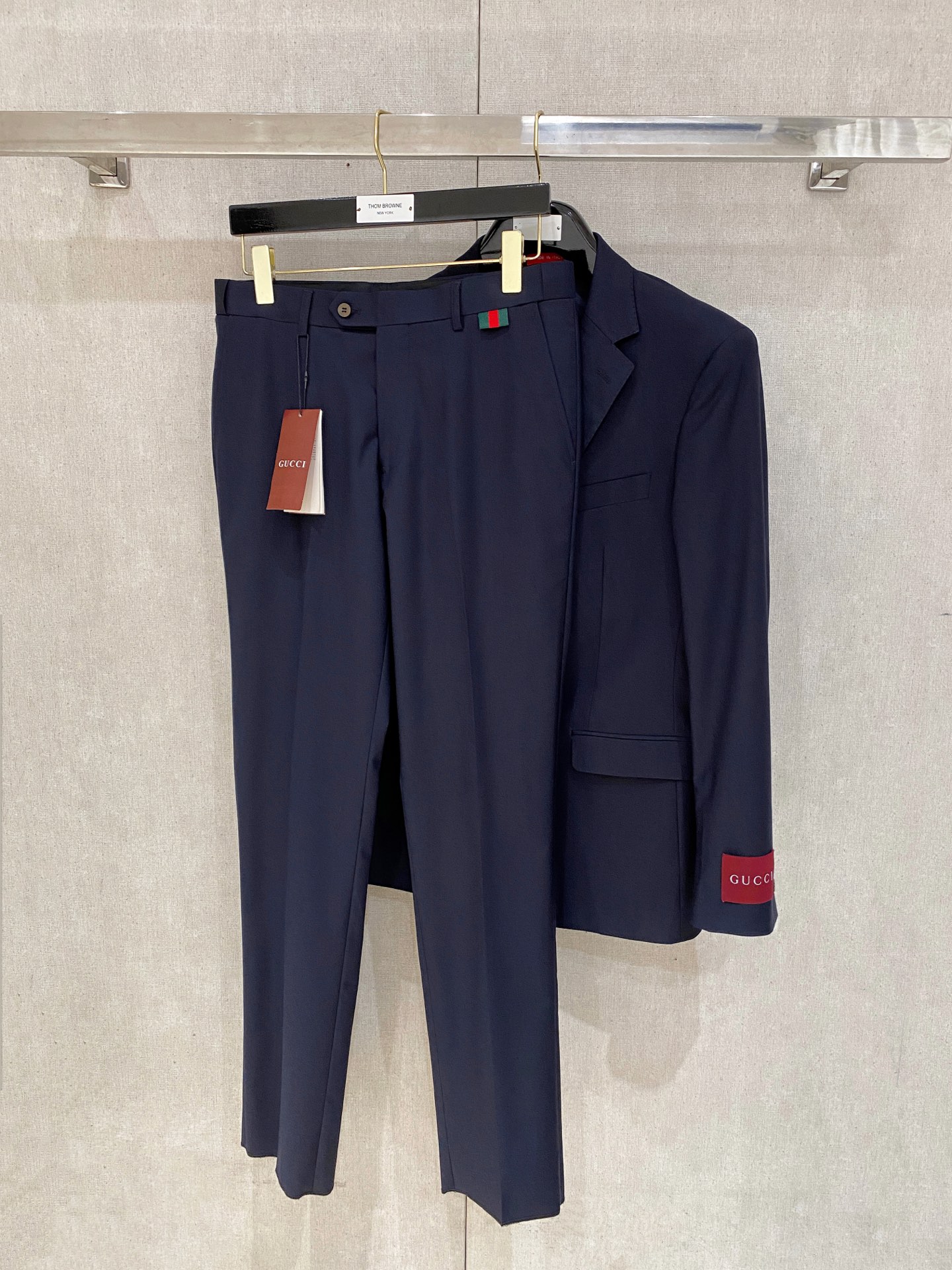 /套。【专柜同步新品】 2025年春秋男士 黑色 时尚商务休闲轻便西装/单西外套.整体轮廓趋于简约风格，