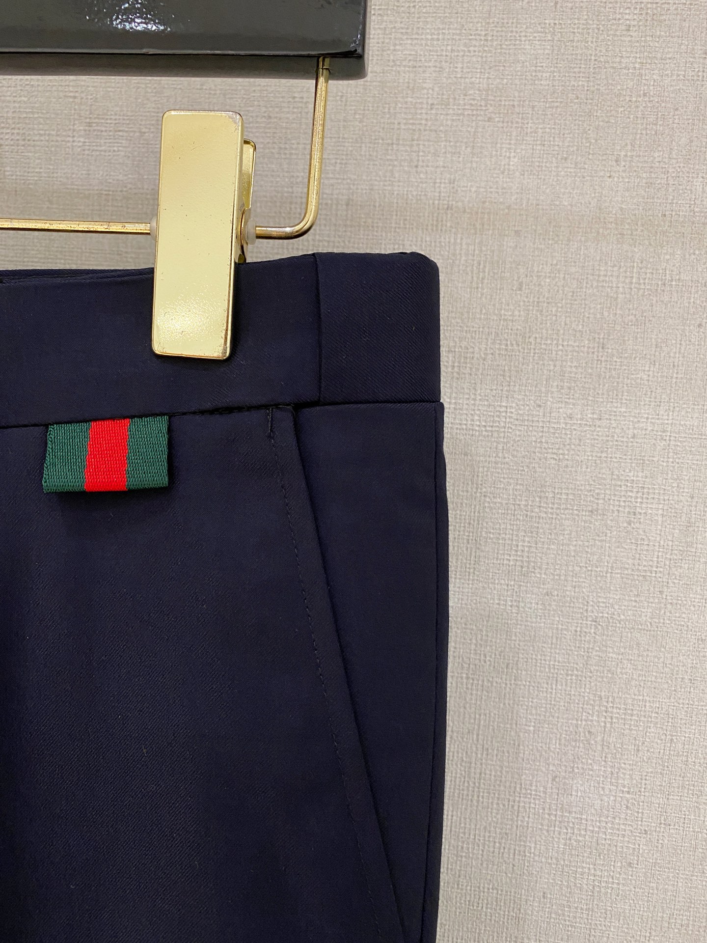 /套。【专柜同步新品】 2025年春秋男士 黑色 时尚商务休闲轻便西装/单西外套.整体轮廓趋于简约风格，