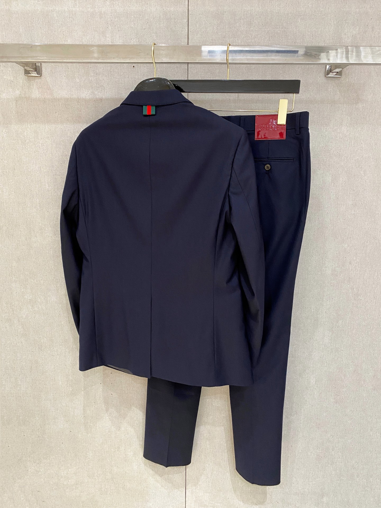 /套。【专柜同步新品】 2025年春秋男士 黑色 时尚商务休闲轻便西装/单西外套.整体轮廓趋于简约风格，