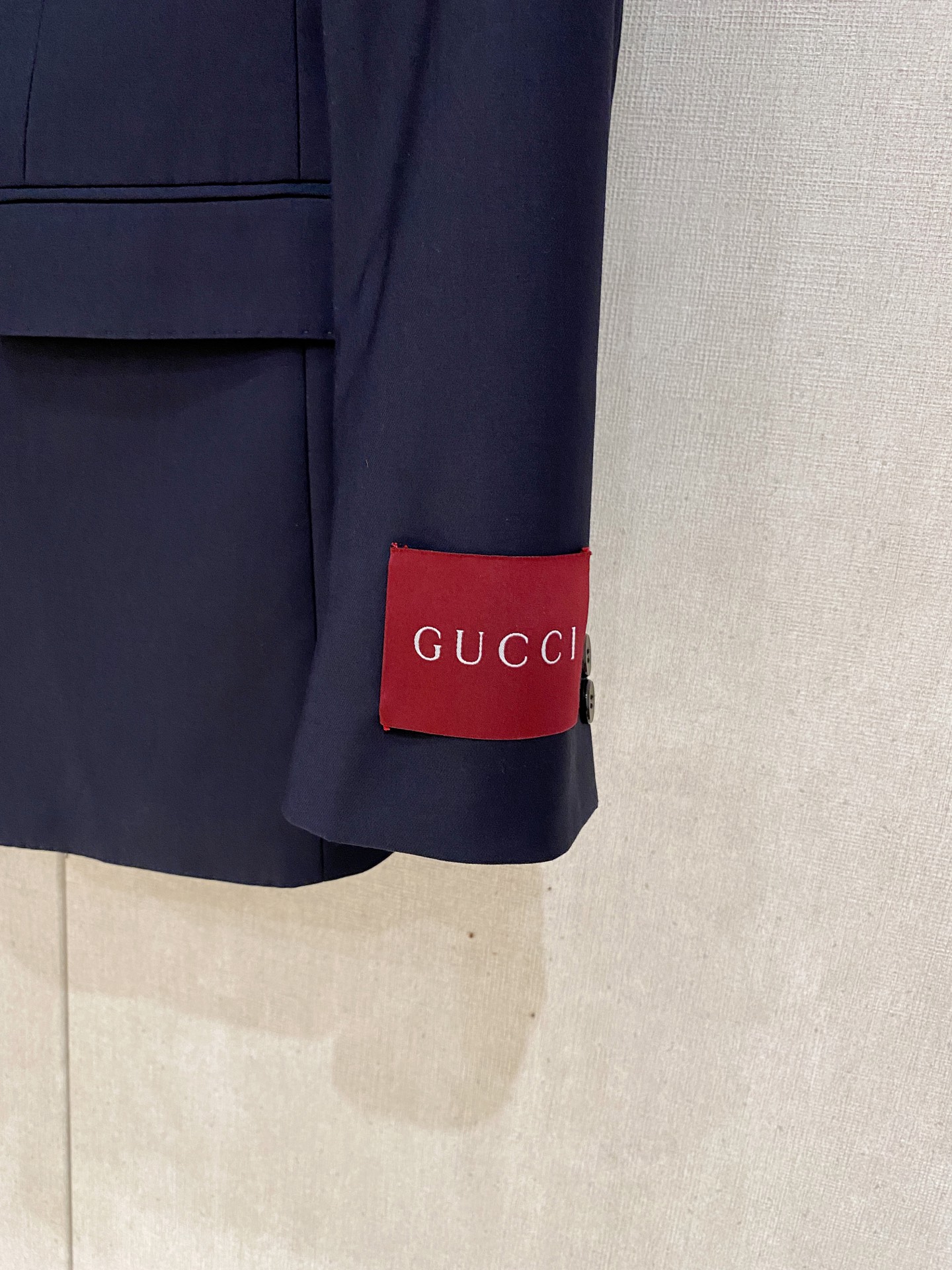 /套。【专柜同步新品】 2025年春秋男士 黑色 时尚商务休闲轻便西装/单西外套.整体轮廓趋于简约风格，