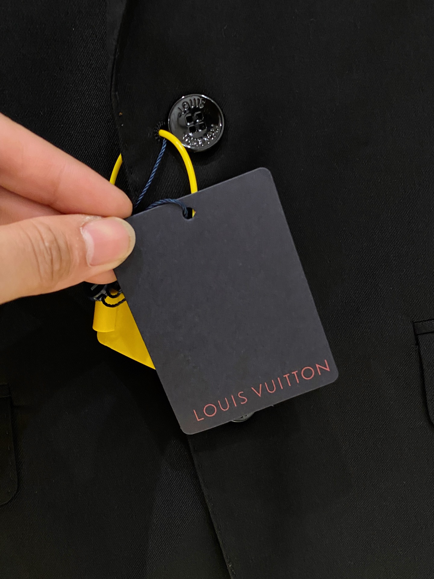 /套。【专柜同步新品】 2025年春秋男士 黑色 时尚商务休闲轻便西装/单西外套.整体轮廓趋于简约风格，