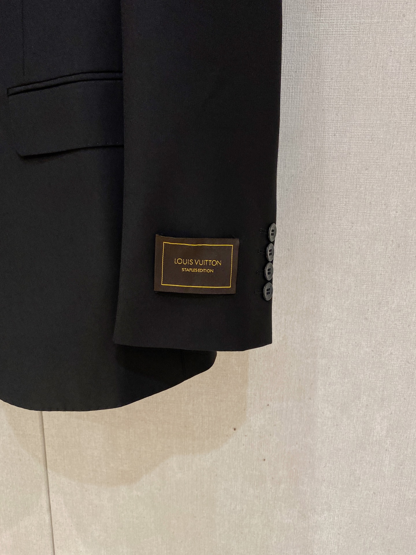 /套。【专柜同步新品】 2025年春秋男士 黑色 时尚商务休闲轻便西装/单西外套.整体轮廓趋于简约风格，