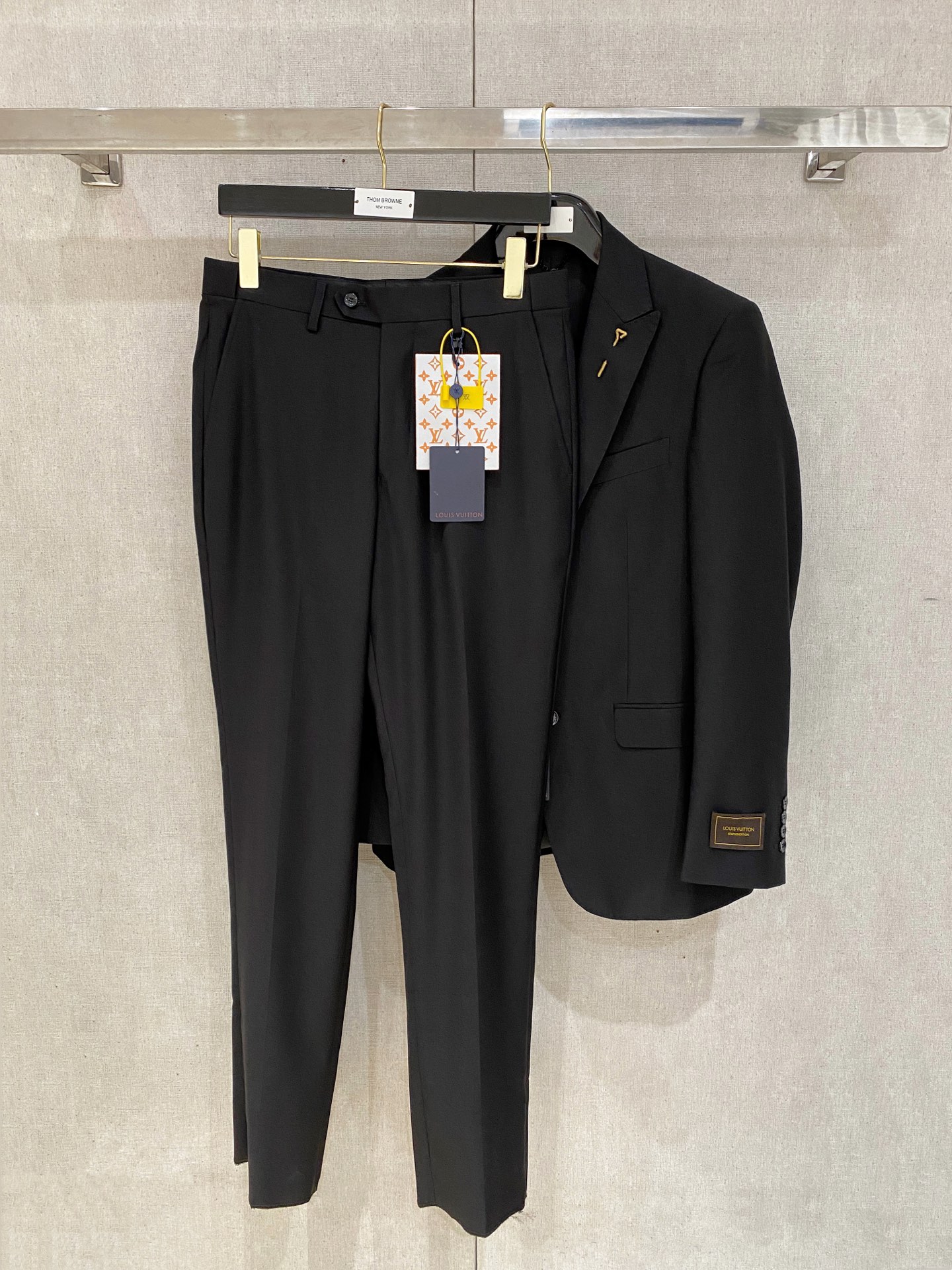 /套。【专柜同步新品】 2025年春秋男士 黑色 时尚商务休闲轻便西装/单西外套.整体轮廓趋于简约风格，