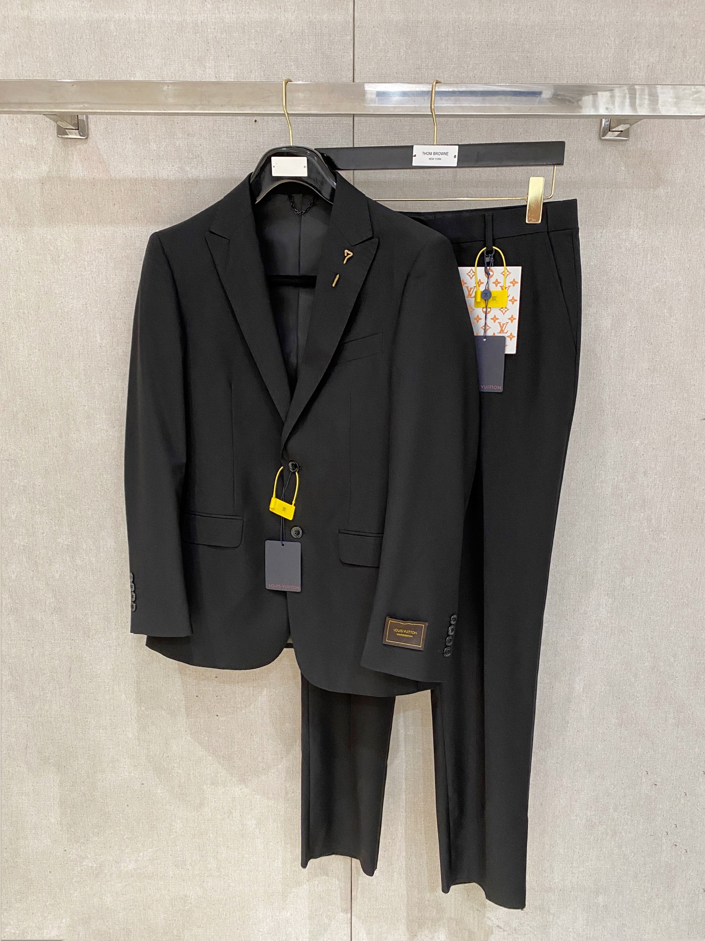 /套。【专柜同步新品】 2025年春秋男士 黑色 时尚商务休闲轻便西装/单西外套.整体轮廓趋于简约风格，