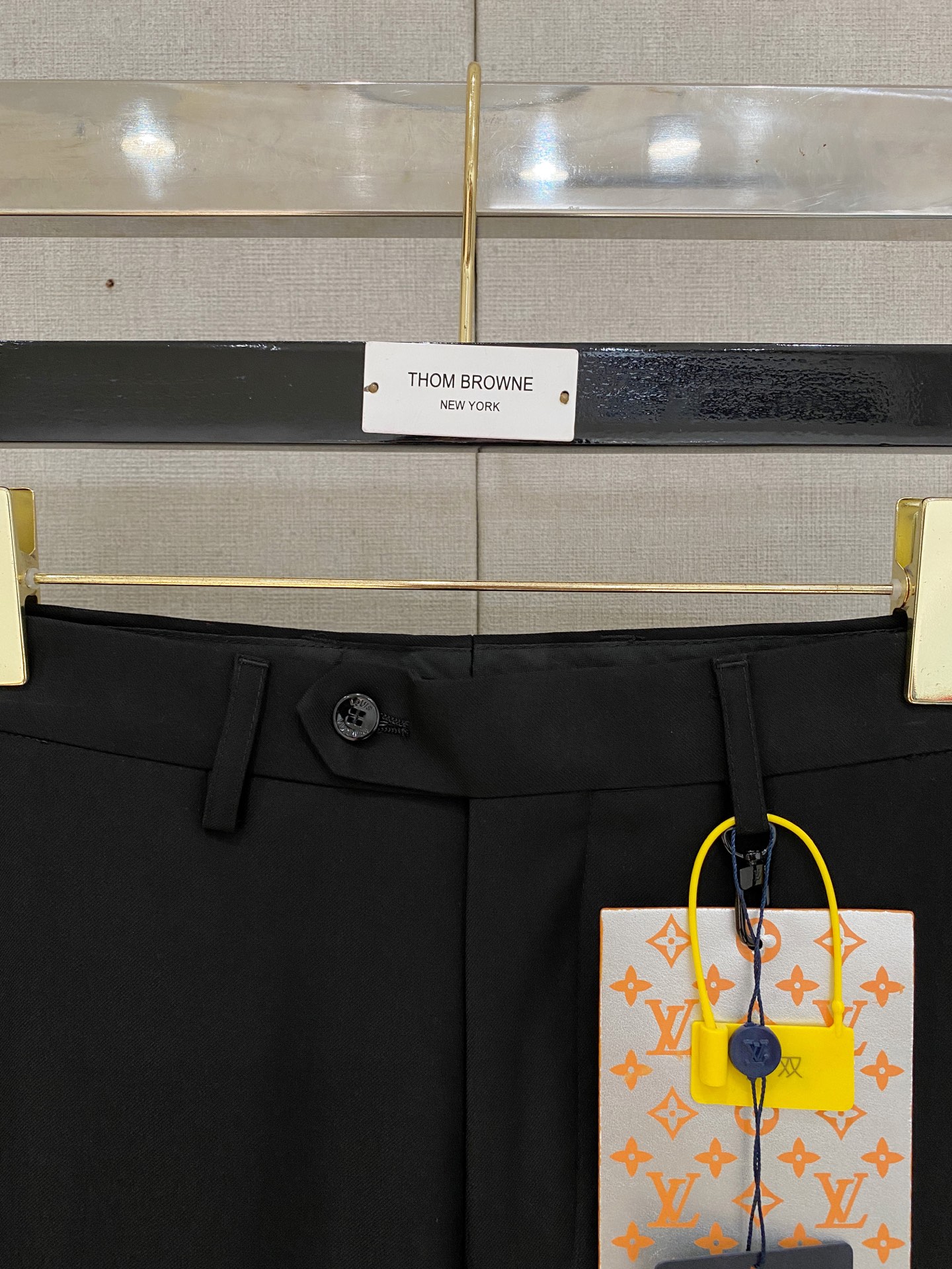 /套。【专柜同步新品】 2025年春秋男士 黑色 时尚商务休闲轻便西装/单西外套.整体轮廓趋于简约风格，