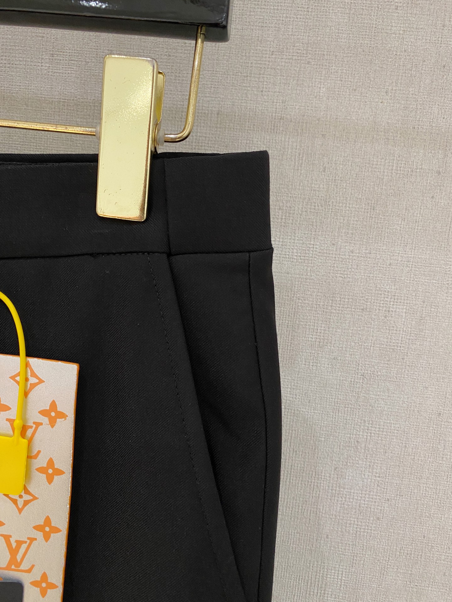 /套。【专柜同步新品】 2025年春秋男士 黑色 时尚商务休闲轻便西装/单西外套.整体轮廓趋于简约风格，