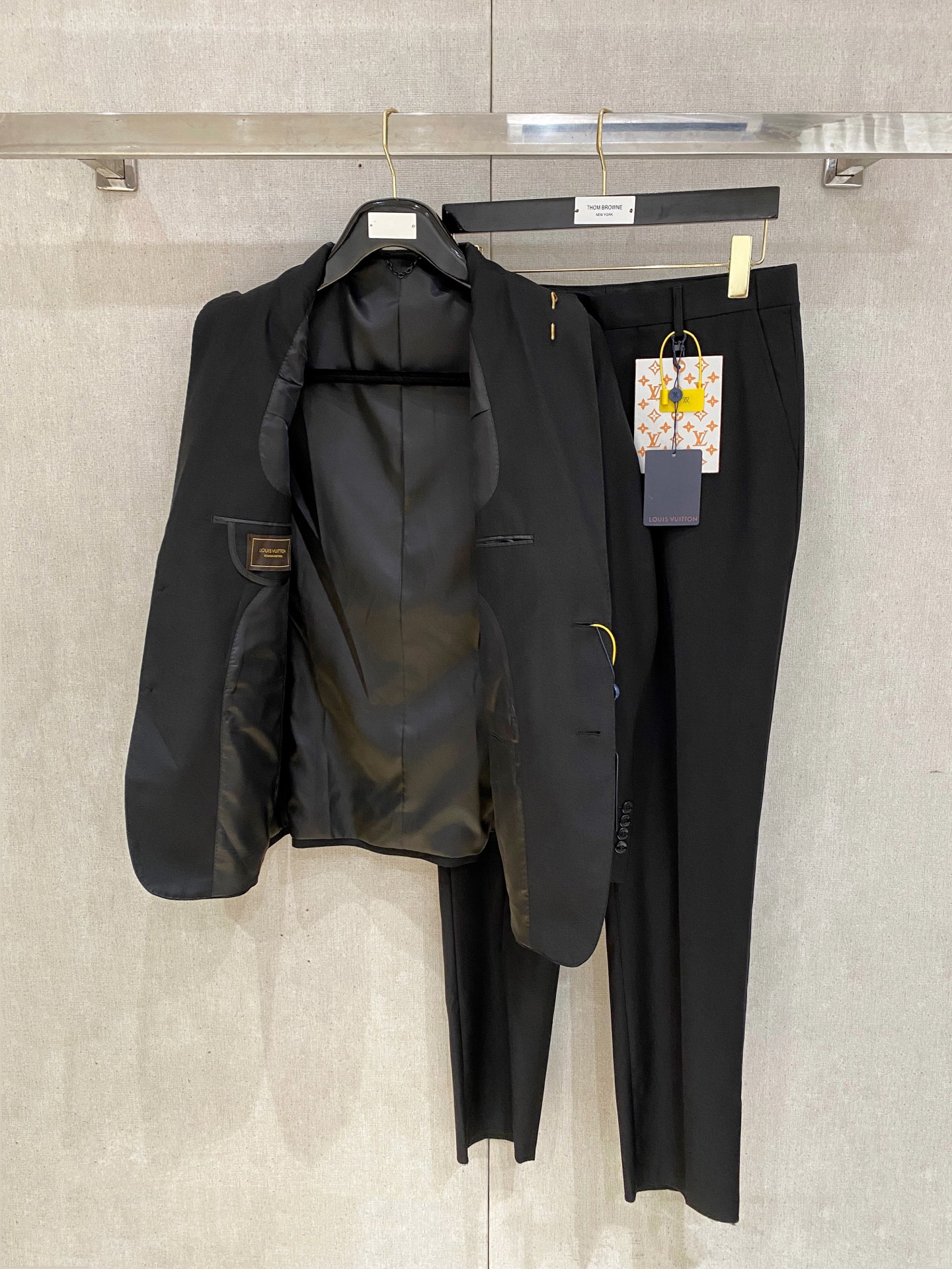 /套。【专柜同步新品】 2025年春秋男士 黑色 时尚商务休闲轻便西装/单西外套.整体轮廓趋于简约风格，