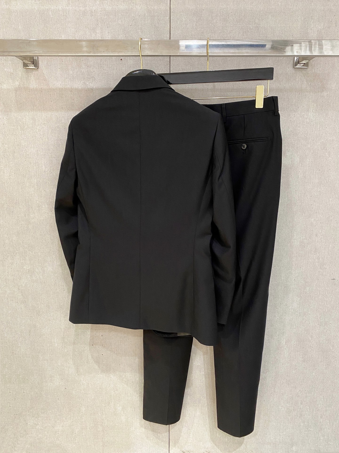 /套。【专柜同步新品】 2025年春秋男士 黑色 时尚商务休闲轻便西装/单西外套.整体轮廓趋于简约风格，