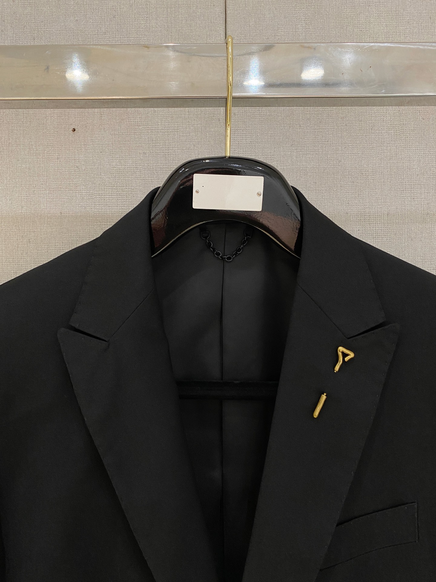 /套。【专柜同步新品】 2025年春秋男士 黑色 时尚商务休闲轻便西装/单西外套.整体轮廓趋于简约风格，