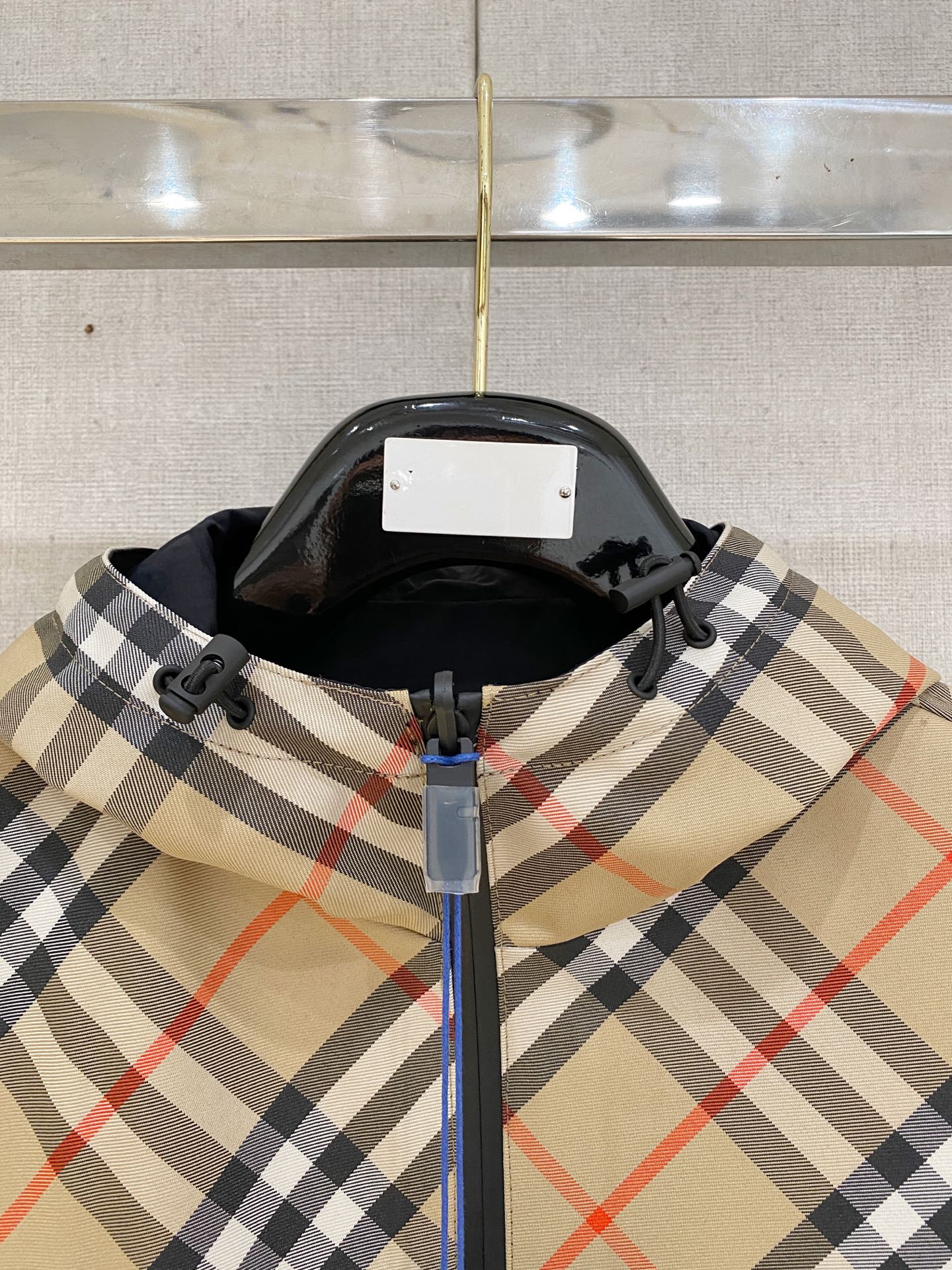 巴宝莉100%真品. 老渠道品质 . 巴宝莉连帽款双面两穿出货 ；𝑩𝒖𝒓𝒃𝒆𝒓𝒓𝒚  格纹马术徽标帽衫夹