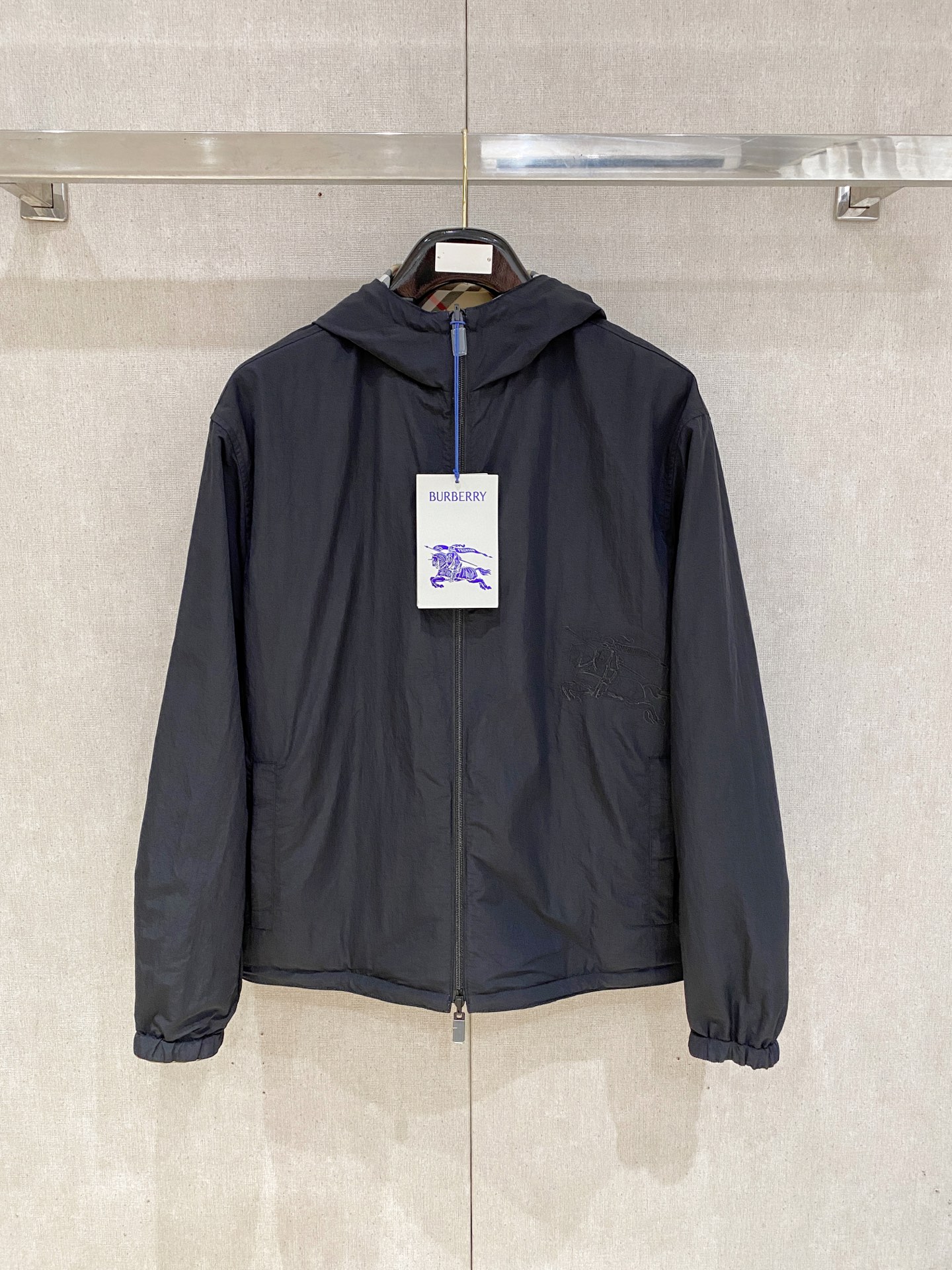 巴宝莉100%真品. 老渠道品质 . 巴宝莉连帽款双面两穿出货 ；𝑩𝒖𝒓𝒃𝒆𝒓𝒓𝒚  格纹马术徽标帽衫夹