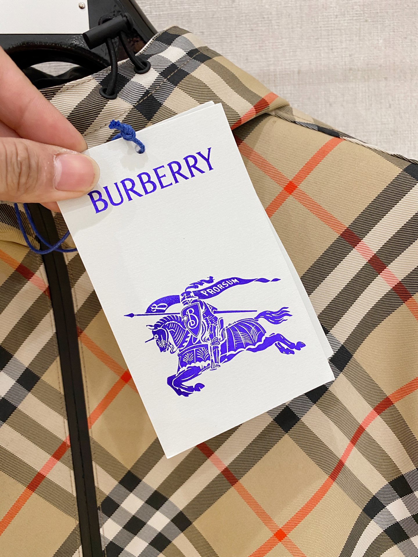 巴宝莉100%真品. 老渠道品质 . 巴宝莉连帽款双面两穿出货 ；𝑩𝒖𝒓𝒃𝒆𝒓𝒓𝒚  格纹马术徽标帽衫夹