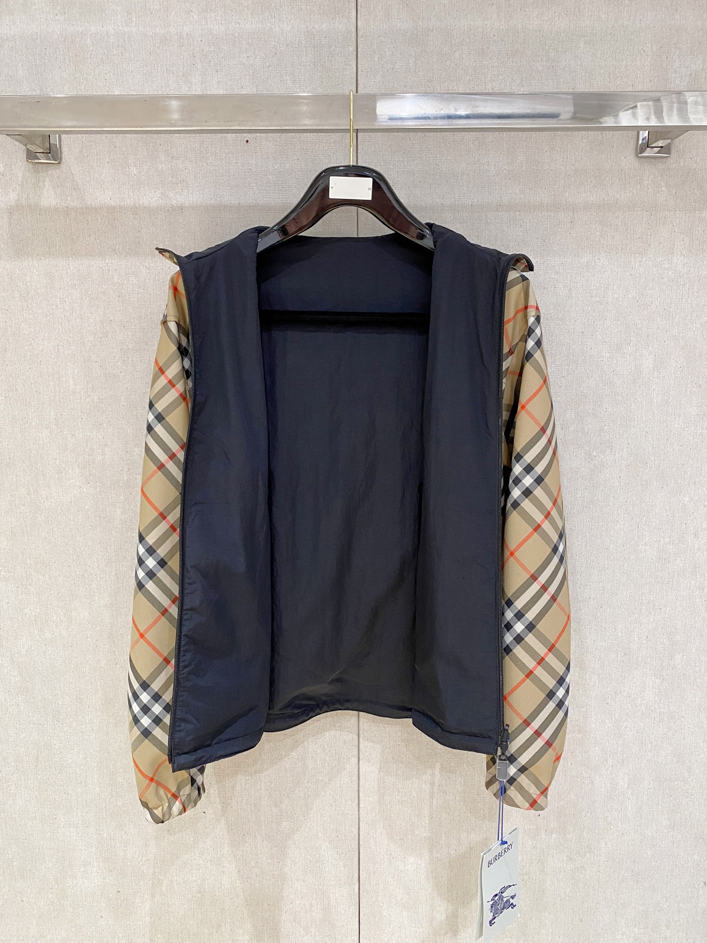 巴宝莉100%真品. 老渠道品质 . 巴宝莉连帽款双面两穿出货 ；𝑩𝒖𝒓𝒃𝒆𝒓𝒓𝒚  格纹马术徽标帽衫夹