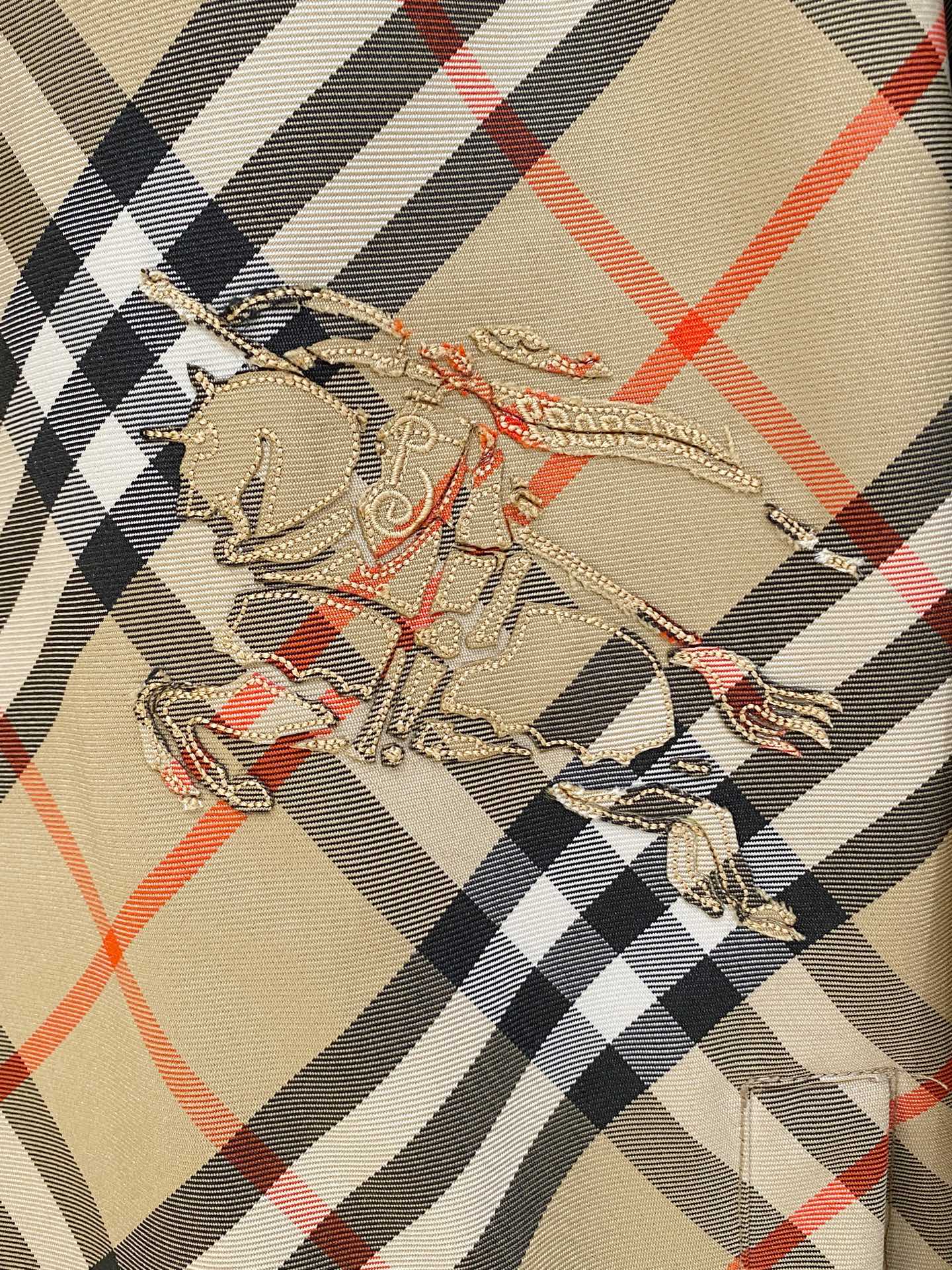 巴宝莉100%真品. 老渠道品质 . 巴宝莉连帽款双面两穿出货 ；𝑩𝒖𝒓𝒃𝒆𝒓𝒓𝒚  格纹马术徽标帽衫夹