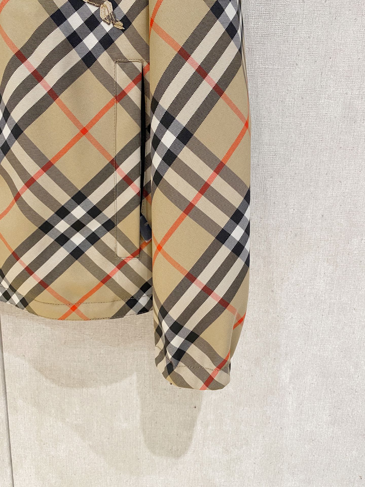 巴宝莉100%真品. 老渠道品质 . 巴宝莉连帽款双面两穿出货 ；𝑩𝒖𝒓𝒃𝒆𝒓𝒓𝒚  格纹马术徽标帽衫夹