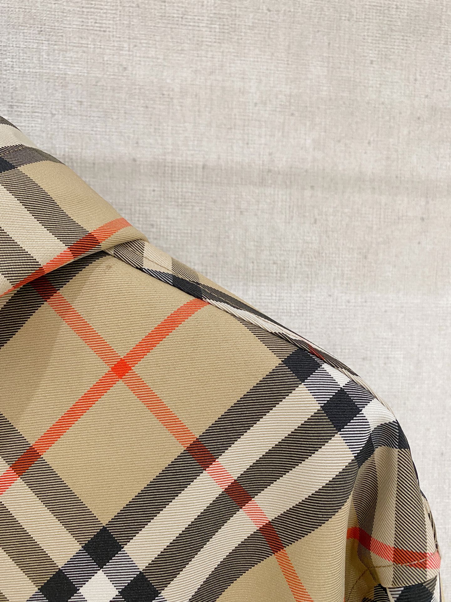 巴宝莉100%真品. 老渠道品质 . 巴宝莉连帽款双面两穿出货 ；𝑩𝒖𝒓𝒃𝒆𝒓𝒓𝒚  格纹马术徽标帽衫夹