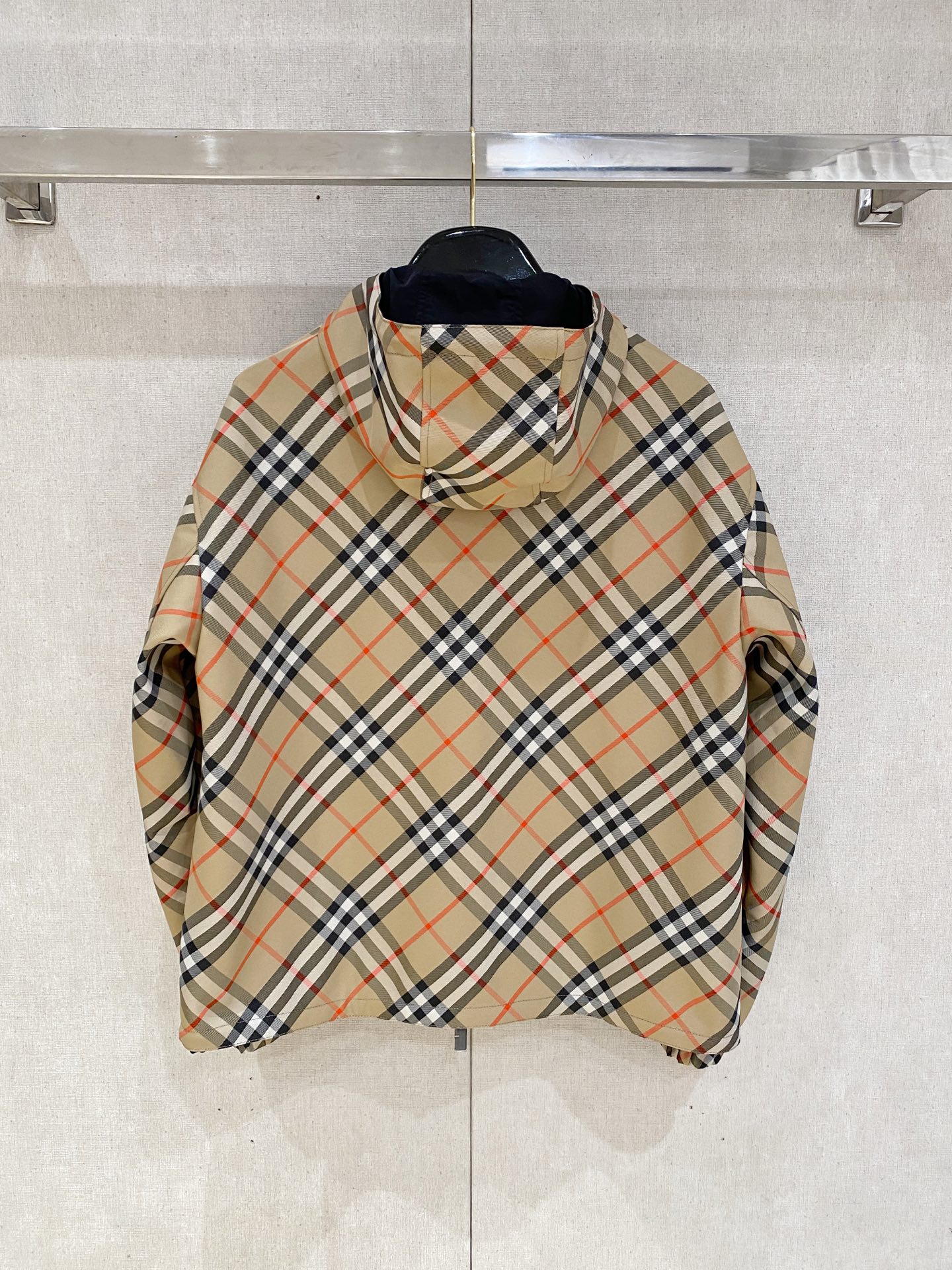 巴宝莉100%真品. 老渠道品质 . 巴宝莉连帽款双面两穿出货 ；𝑩𝒖𝒓𝒃𝒆𝒓𝒓𝒚  格纹马术徽标帽衫夹