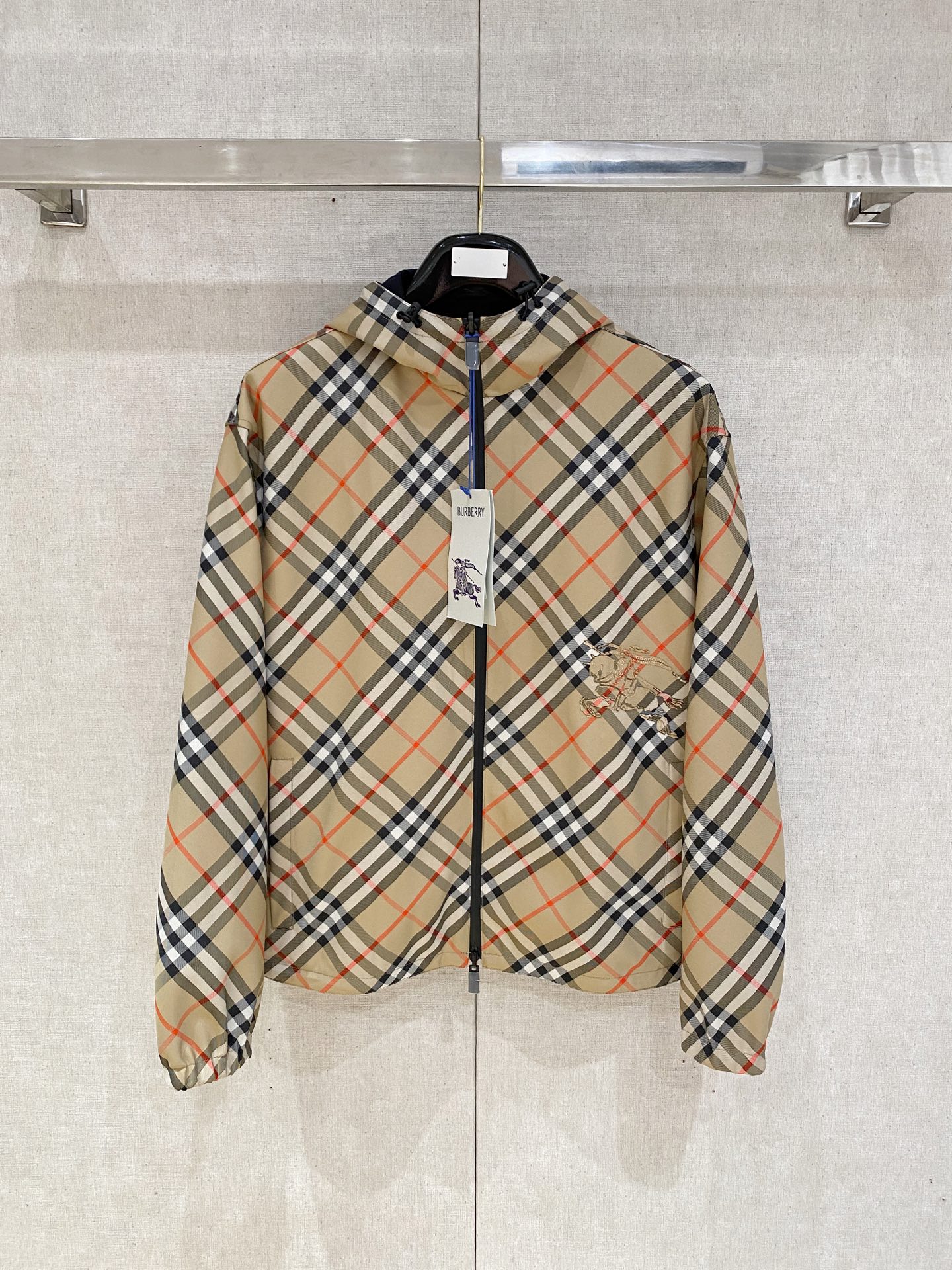 巴宝莉100%真品. 老渠道品质 . 巴宝莉连帽款双面两穿出货 ；𝑩𝒖𝒓𝒃𝒆𝒓𝒓𝒚  格纹马术徽标帽衫夹