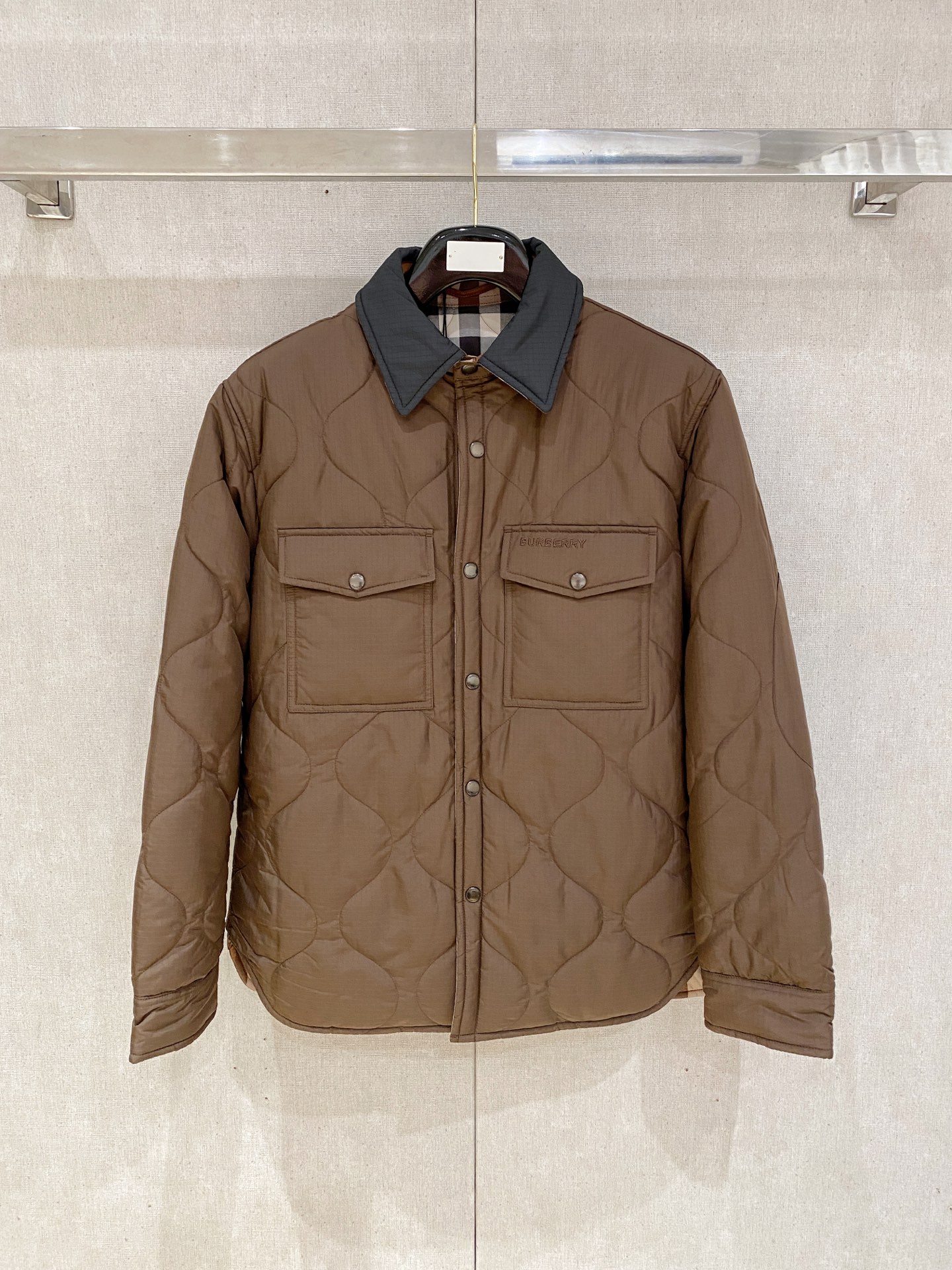 专柜¥ 15900 ，可以直接当原版穿 无压力，一点问题没有， 上海贸易公司订单，从面料到辅料 在到内衬