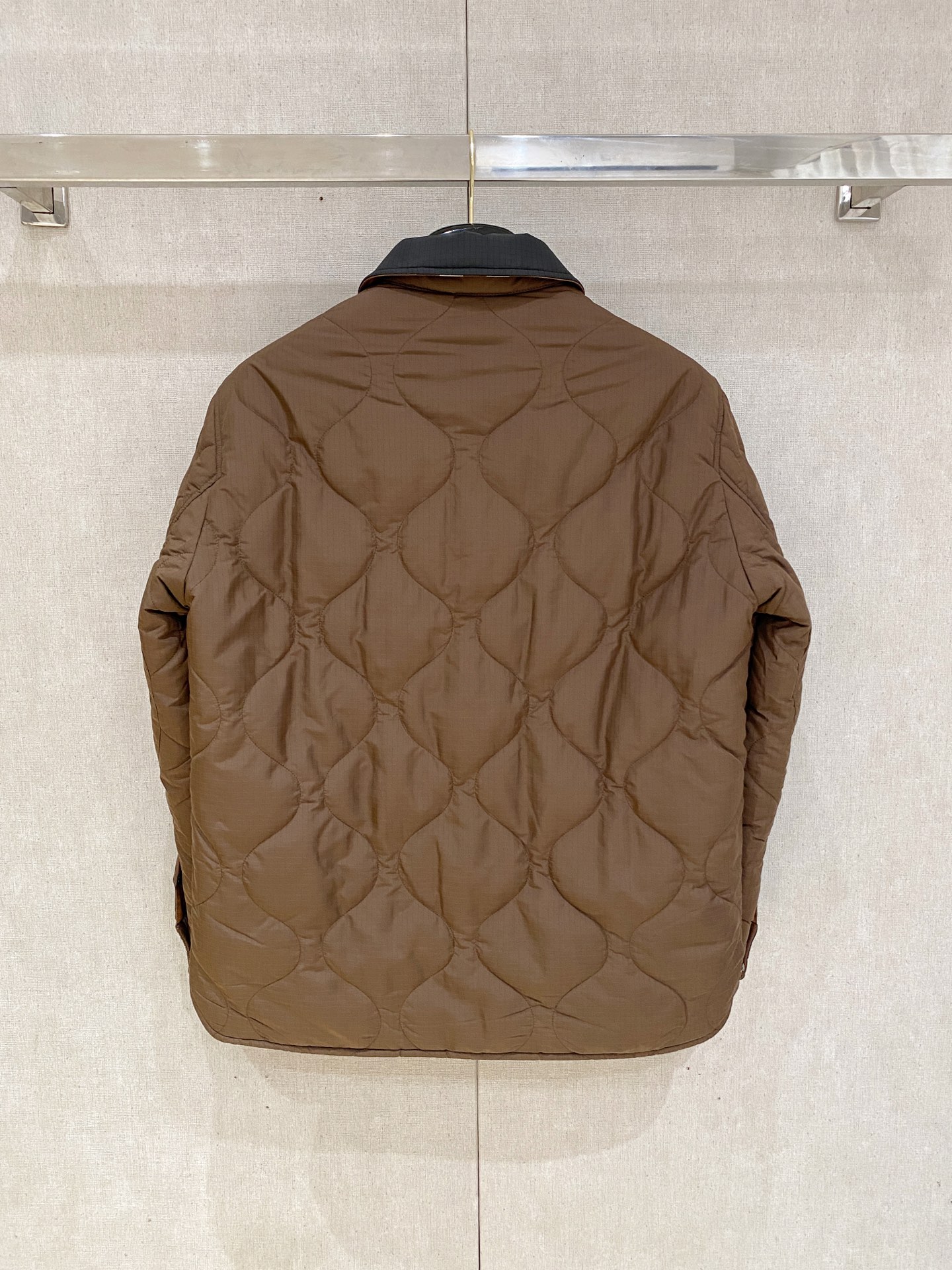 专柜¥ 15900 ，可以直接当原版穿 无压力，一点问题没有， 上海贸易公司订单，从面料到辅料 在到内衬