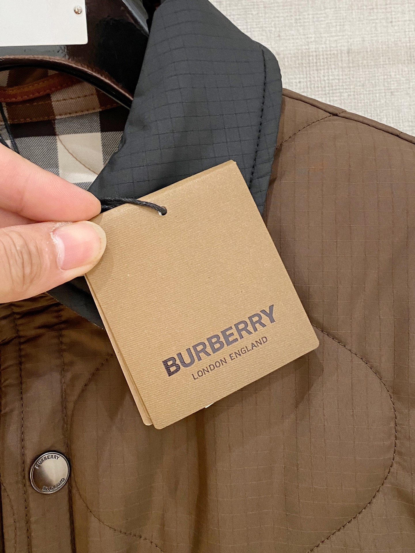 专柜¥ 15900 ，可以直接当原版穿 无压力，一点问题没有， 上海贸易公司订单，从面料到辅料 在到内衬