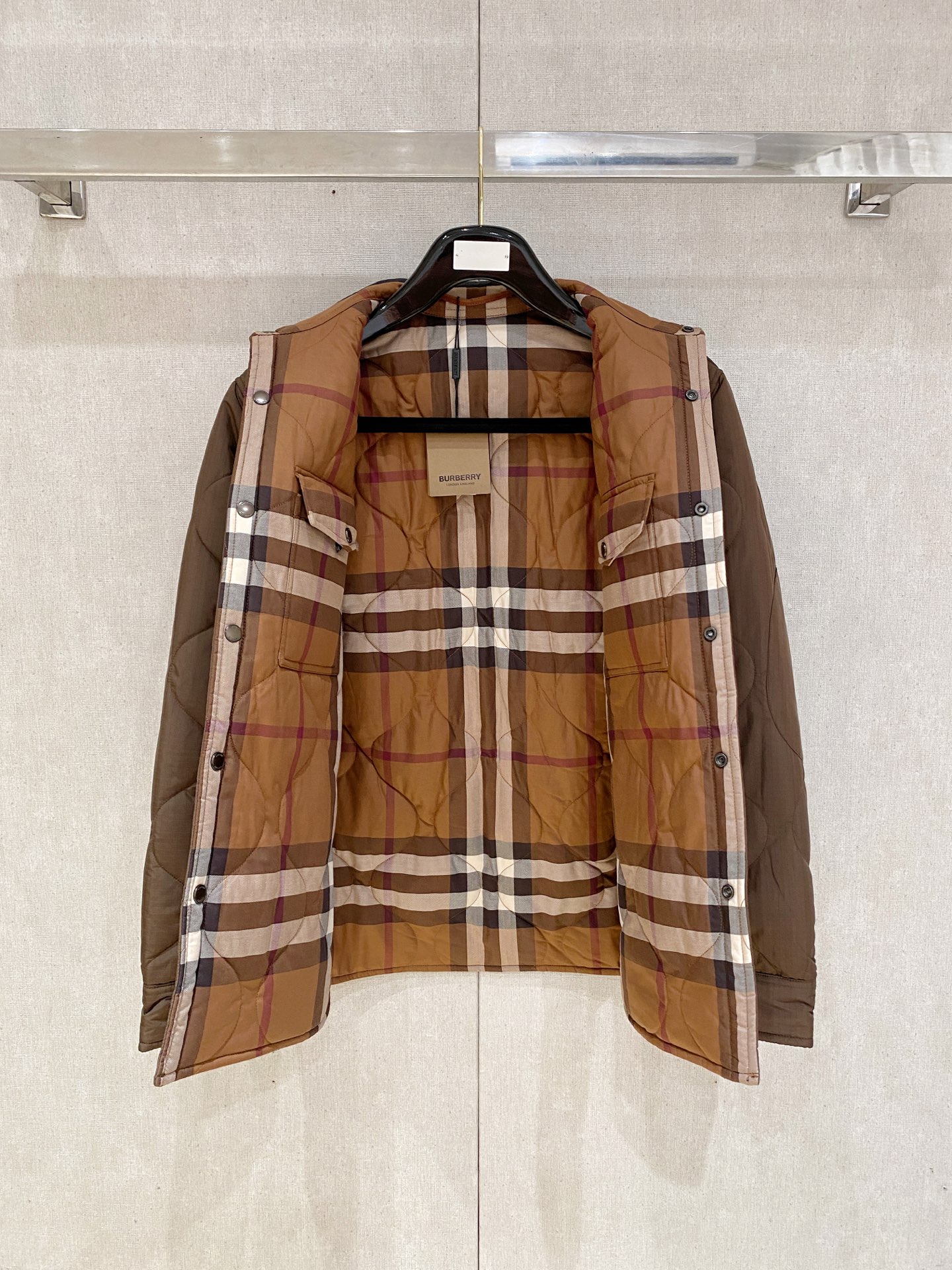 专柜¥ 15900 ，可以直接当原版穿 无压力，一点问题没有， 上海贸易公司订单，从面料到辅料 在到内衬