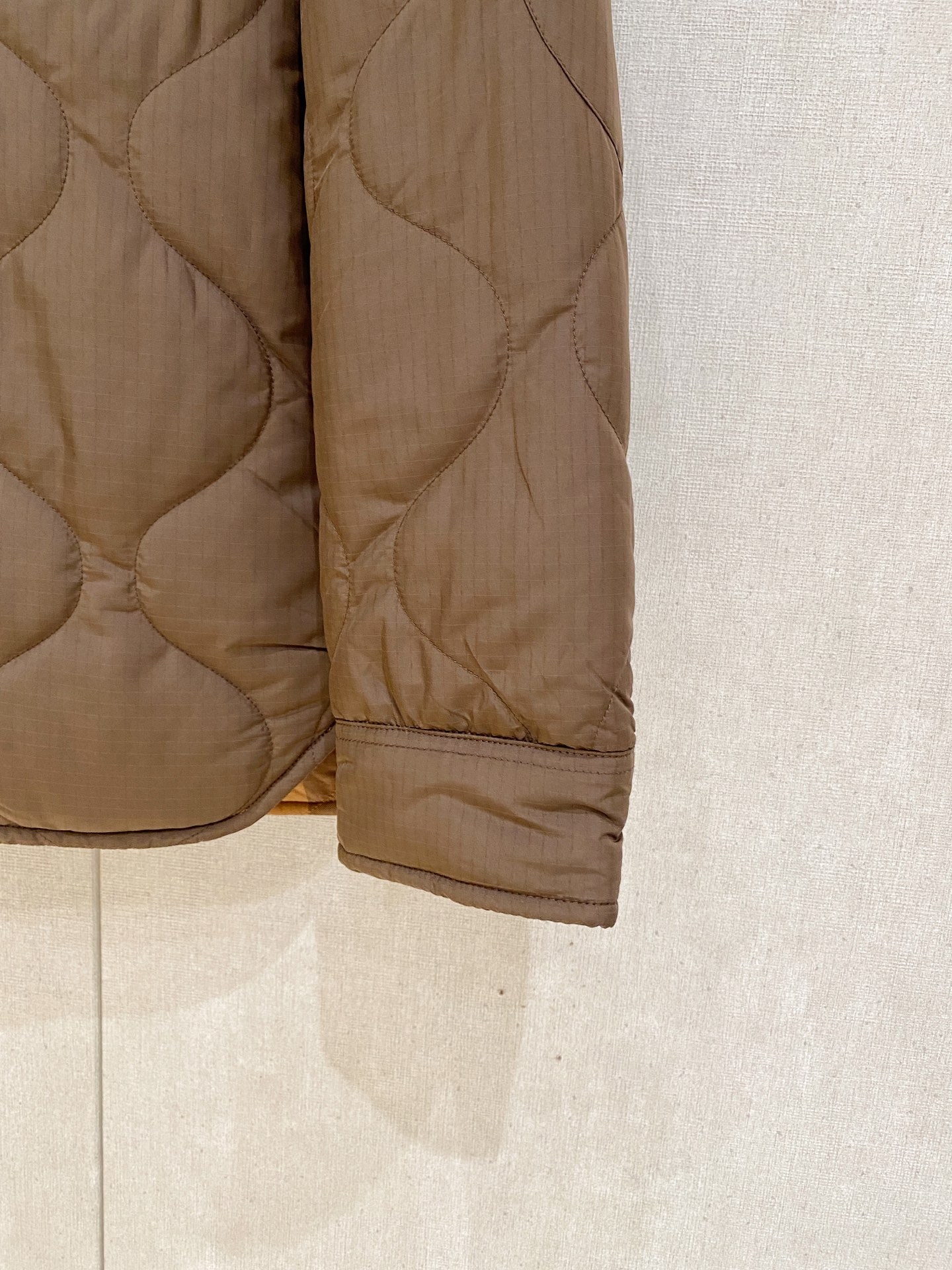 专柜¥ 15900 ，可以直接当原版穿 无压力，一点问题没有， 上海贸易公司订单，从面料到辅料 在到内衬