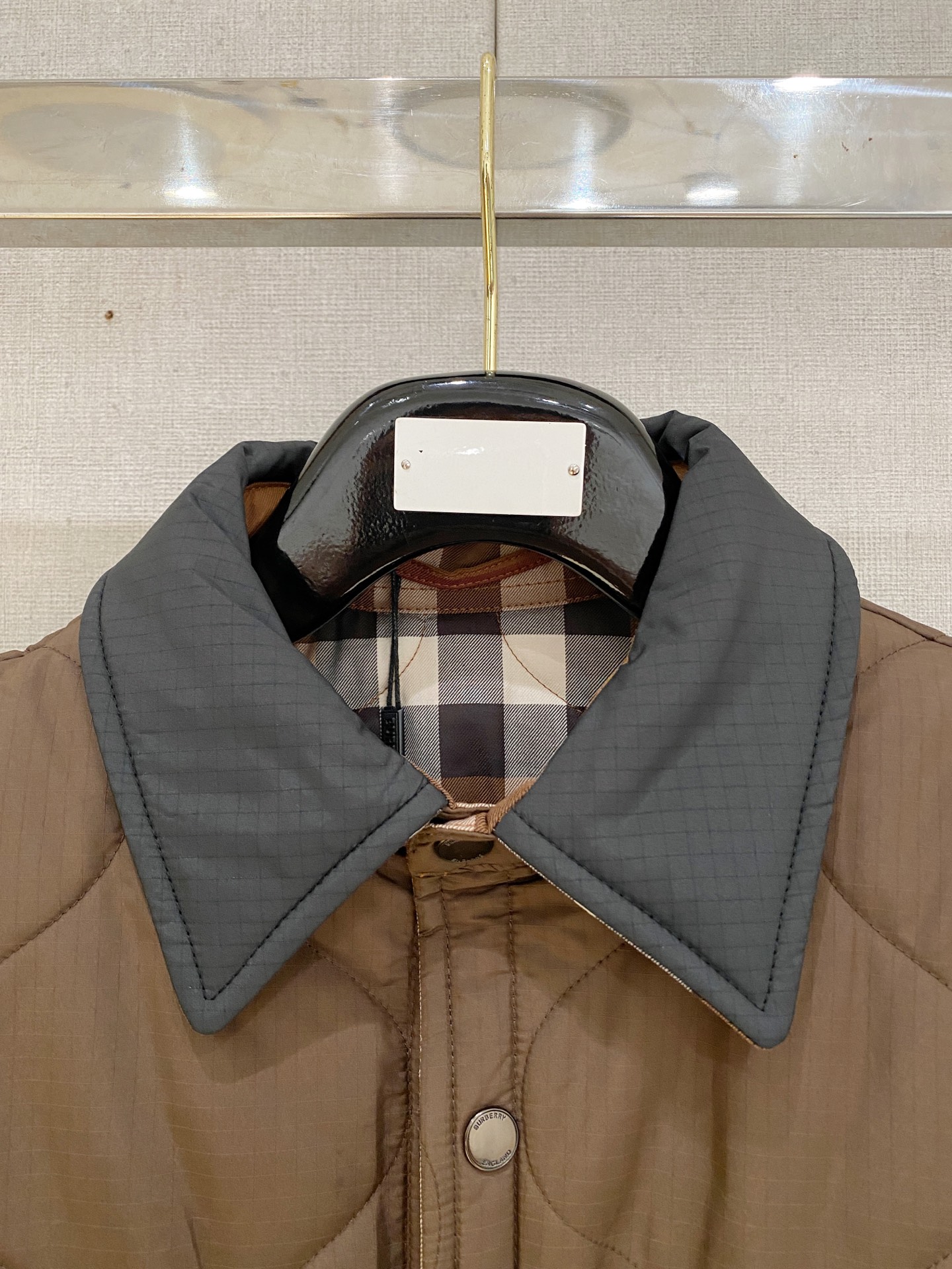 专柜¥ 15900 ，可以直接当原版穿 无压力，一点问题没有， 上海贸易公司订单，从面料到辅料 在到内衬