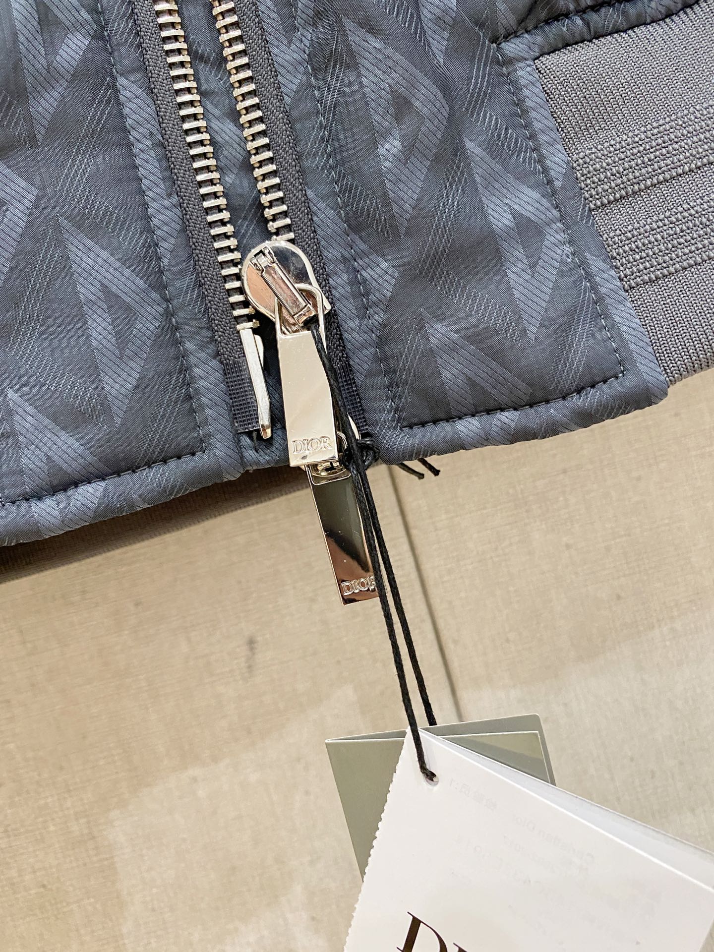 DIOR 迪奥，2025
专柜最新款，官网同步在售，售价23000，色织提花CD款夹克飞行服，贸易公司订