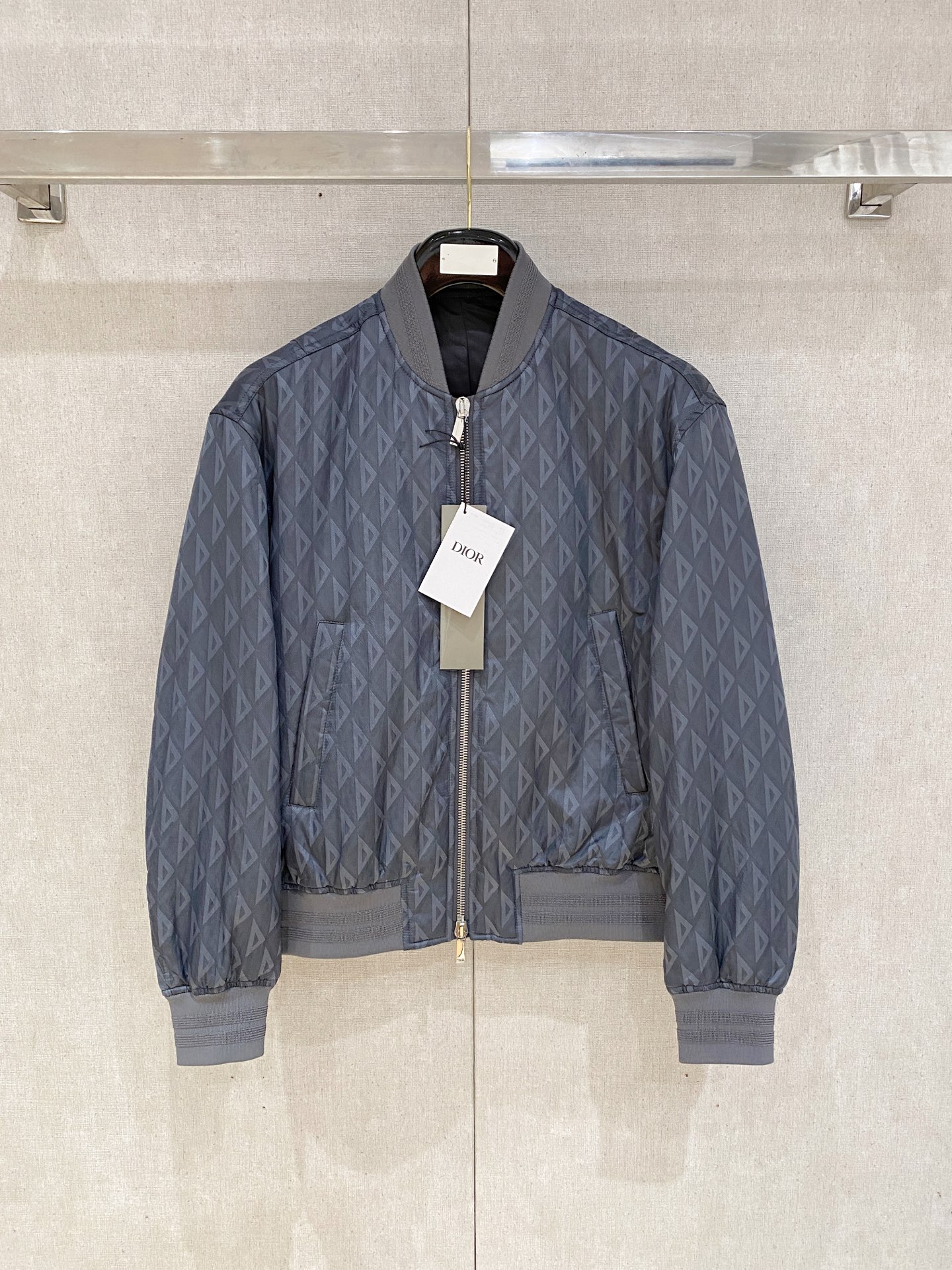 DIOR 迪奥，2025
专柜最新款，官网同步在售，售价23000，色织提花CD款夹克飞行服，贸易公司订