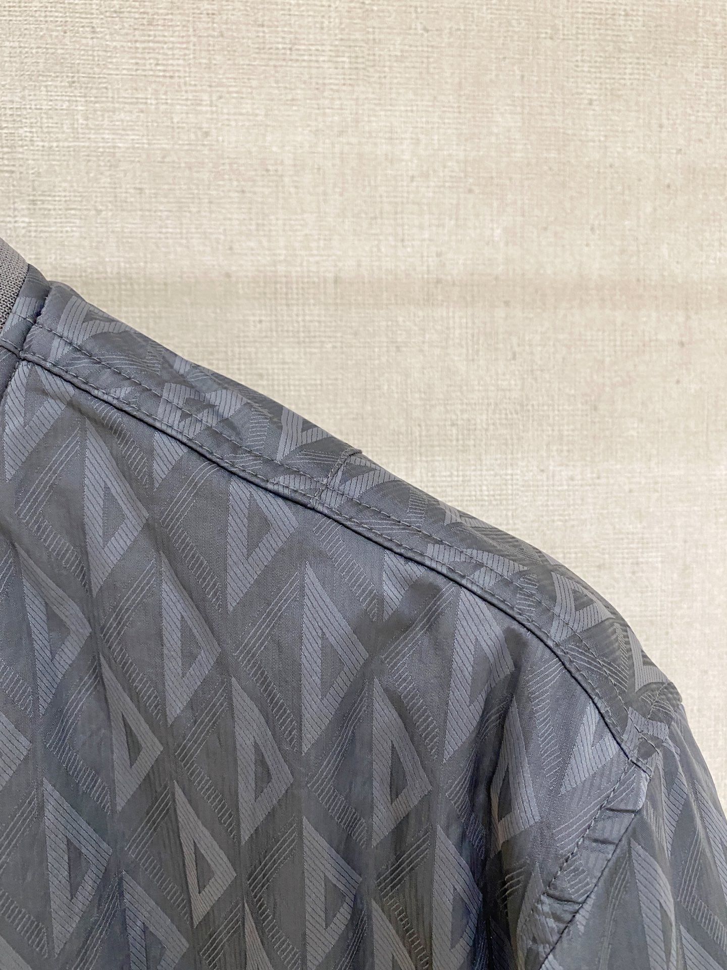 DIOR 迪奥，2025
专柜最新款，官网同步在售，售价23000，色织提花CD款夹克飞行服，贸易公司订