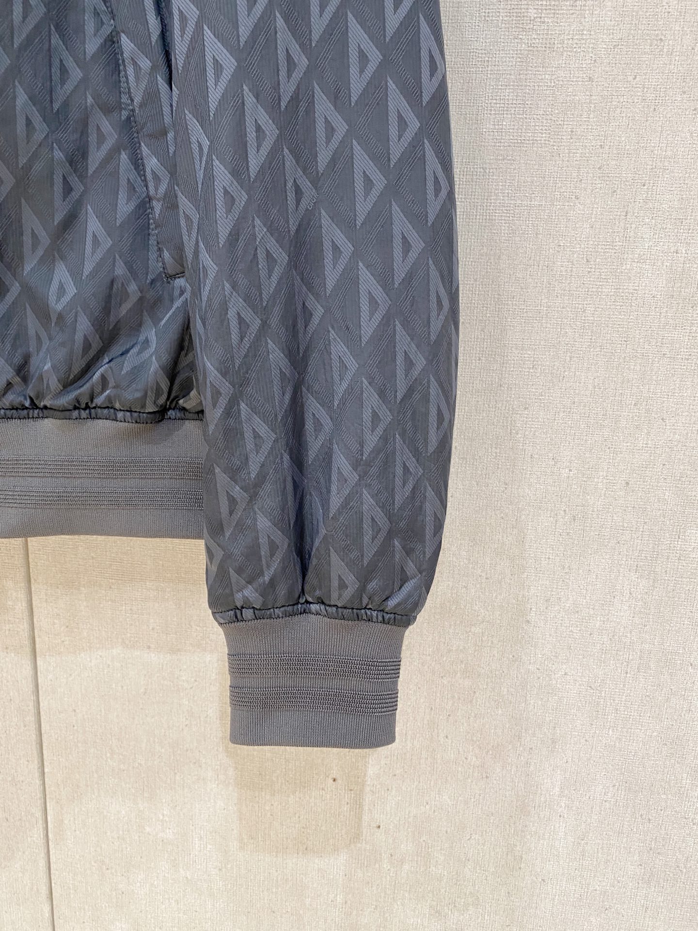 DIOR 迪奥，2025
专柜最新款，官网同步在售，售价23000，色织提花CD款夹克飞行服，贸易公司订