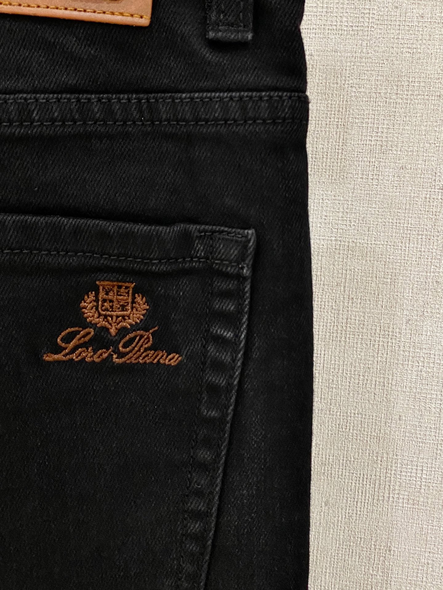  官网专柜同步有售，原单狠货，超级有范儿的一款牛仔裤，定制原版水洗牛仔面料，独特设计，顶级印花工艺字母图