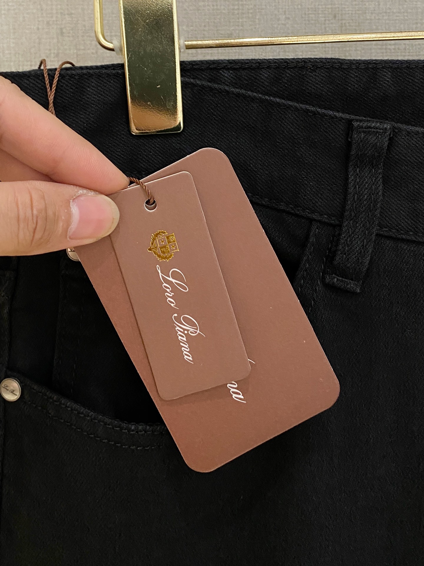  官网专柜同步有售，原单狠货，超级有范儿的一款牛仔裤，定制原版水洗牛仔面料，独特设计，顶级印花工艺字母图