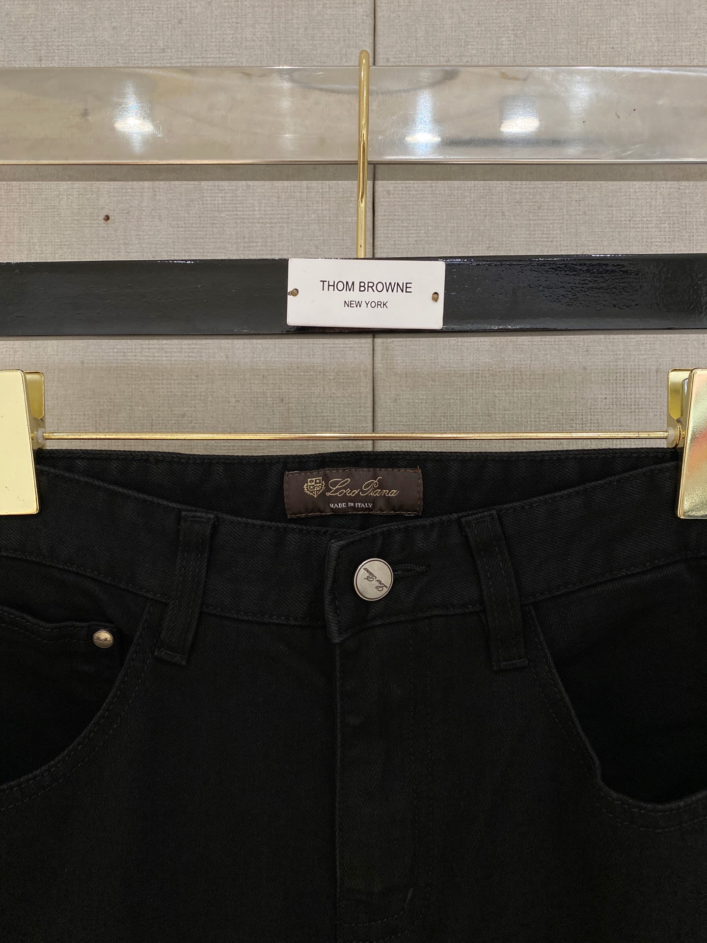  官网专柜同步有售，原单狠货，超级有范儿的一款牛仔裤，定制原版水洗牛仔面料，独特设计，顶级印花工艺字母图