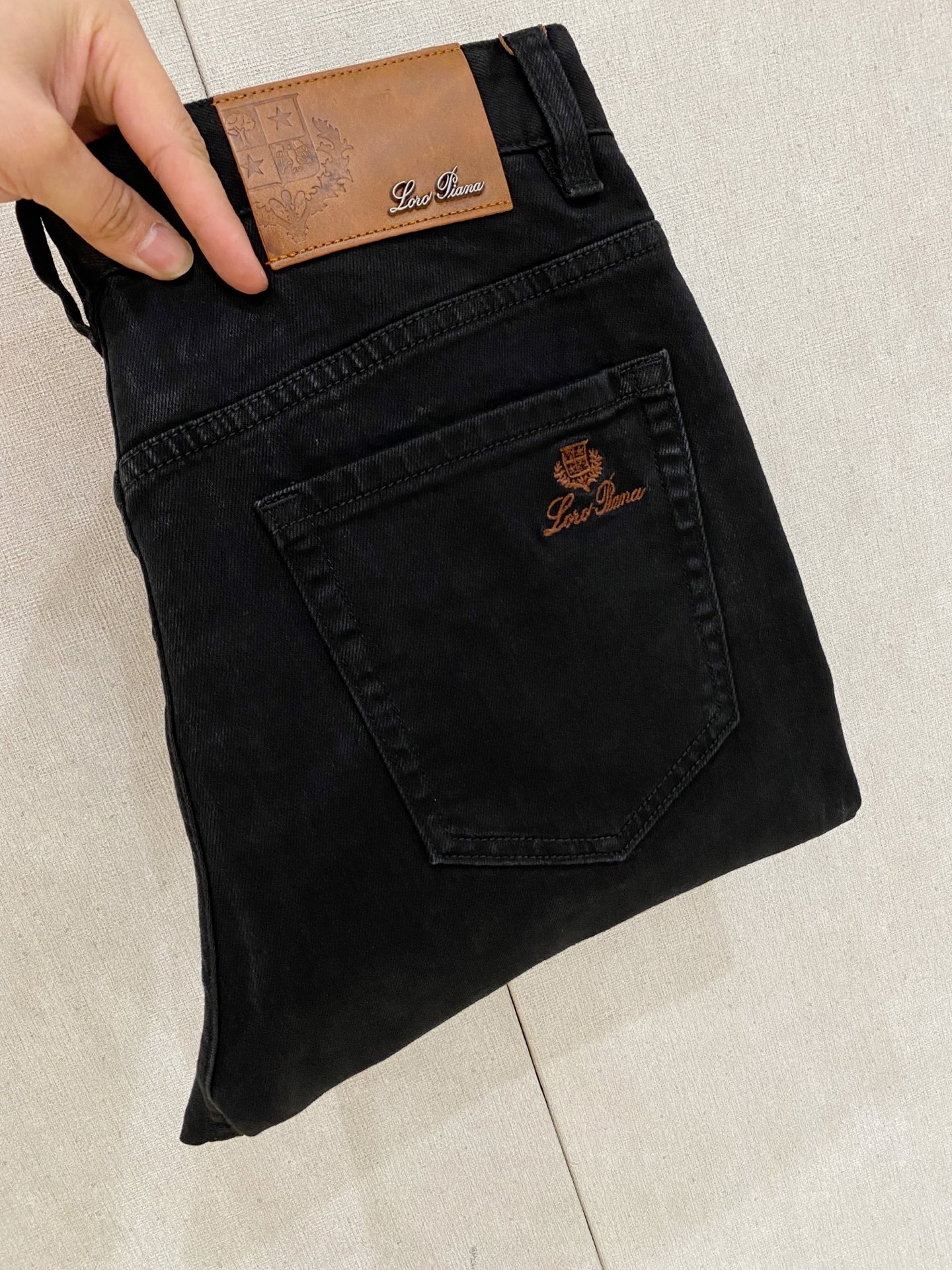  官网专柜同步有售，原单狠货，超级有范儿的一款牛仔裤，定制原版水洗牛仔面料，独特设计，顶级印花工艺字母图