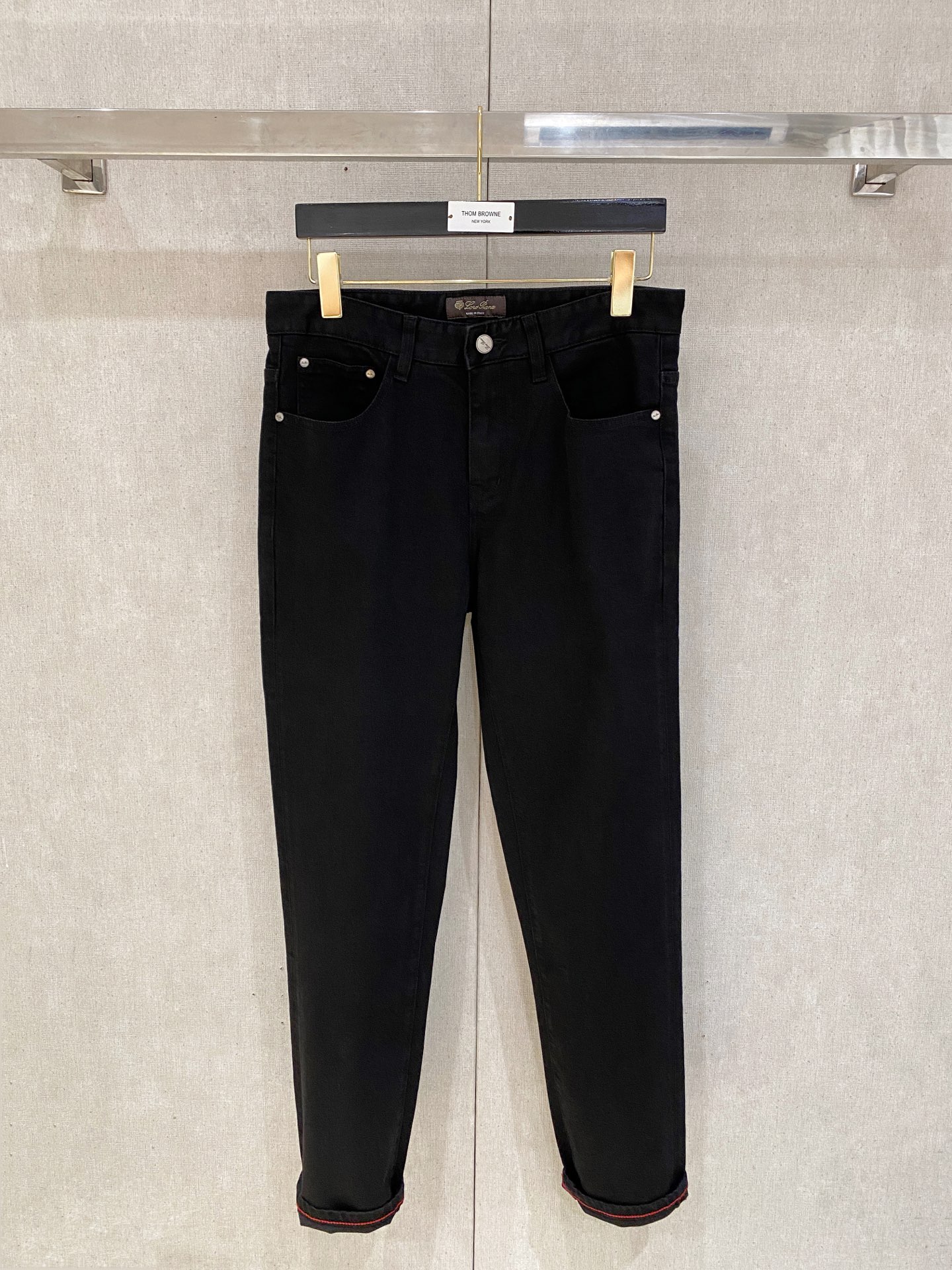  官网专柜同步有售，原单狠货，超级有范儿的一款牛仔裤，定制原版水洗牛仔面料，独特设计，顶级印花工艺字母图