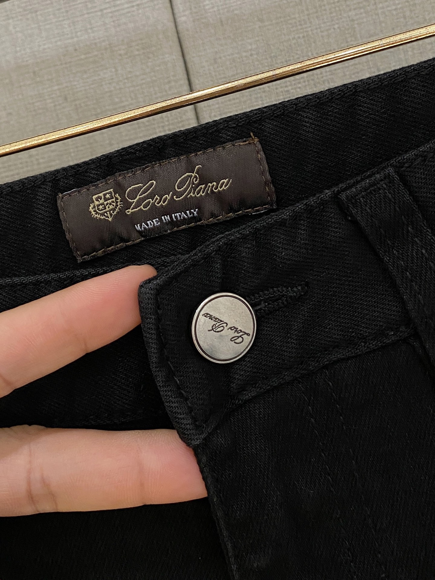  官网专柜同步有售，原单狠货，超级有范儿的一款牛仔裤，定制原版水洗牛仔面料，独特设计，顶级印花工艺字母图