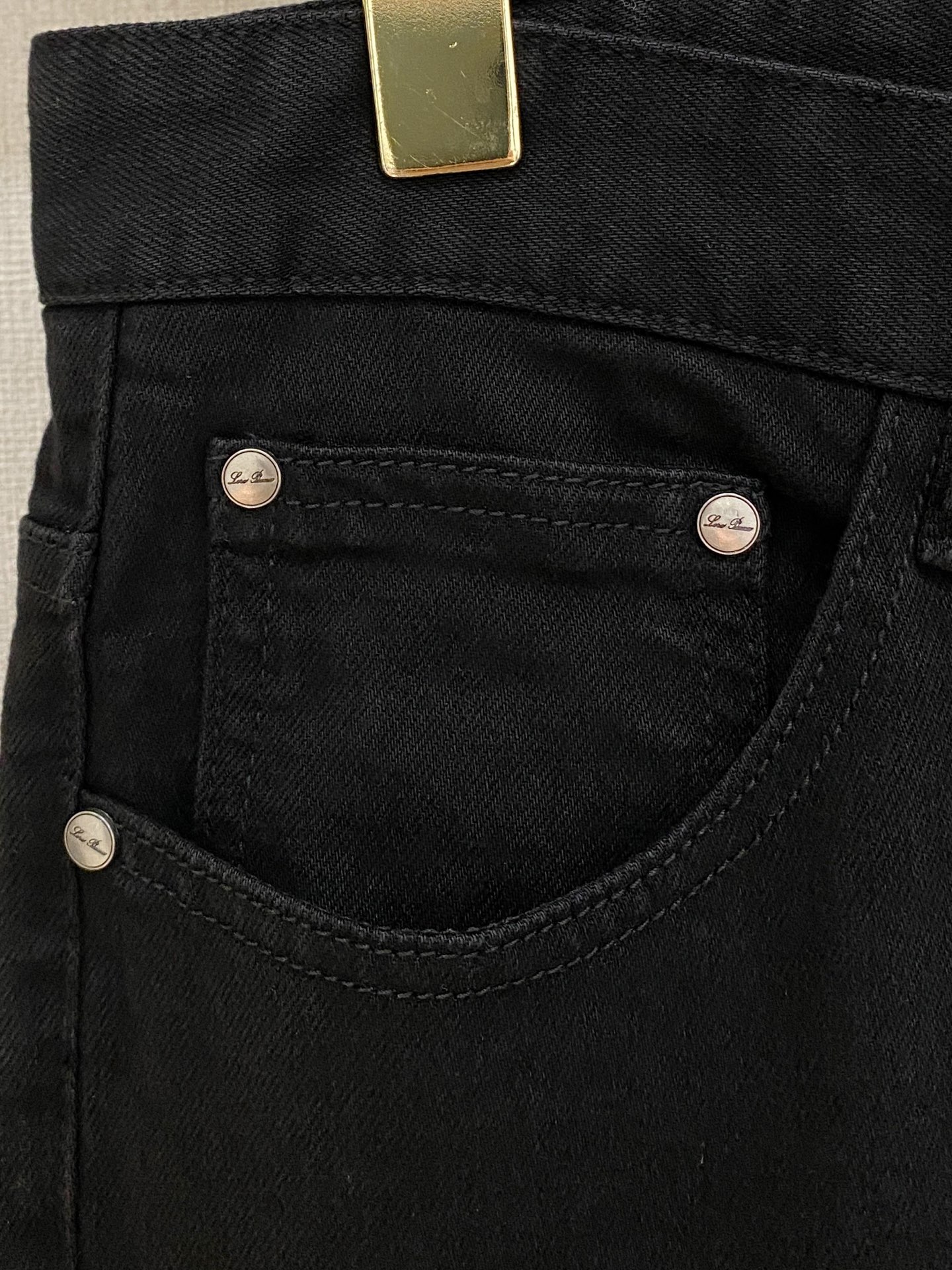  官网专柜同步有售，原单狠货，超级有范儿的一款牛仔裤，定制原版水洗牛仔面料，独特设计，顶级印花工艺字母图