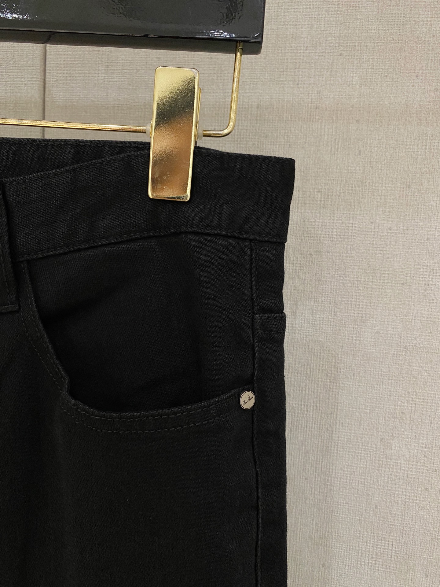  官网专柜同步有售，原单狠货，超级有范儿的一款牛仔裤，定制原版水洗牛仔面料，独特设计，顶级印花工艺字母图