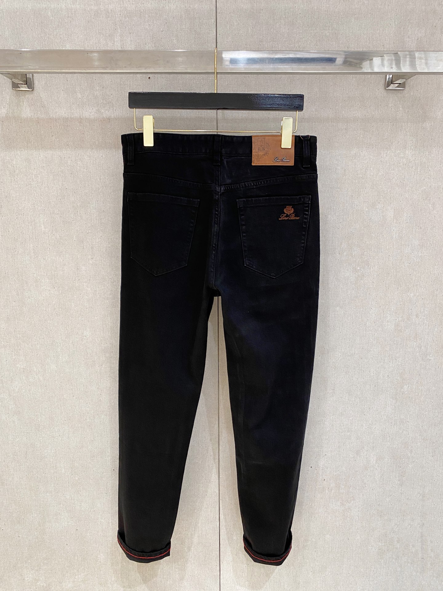  官网专柜同步有售，原单狠货，超级有范儿的一款牛仔裤，定制原版水洗牛仔面料，独特设计，顶级印花工艺字母图