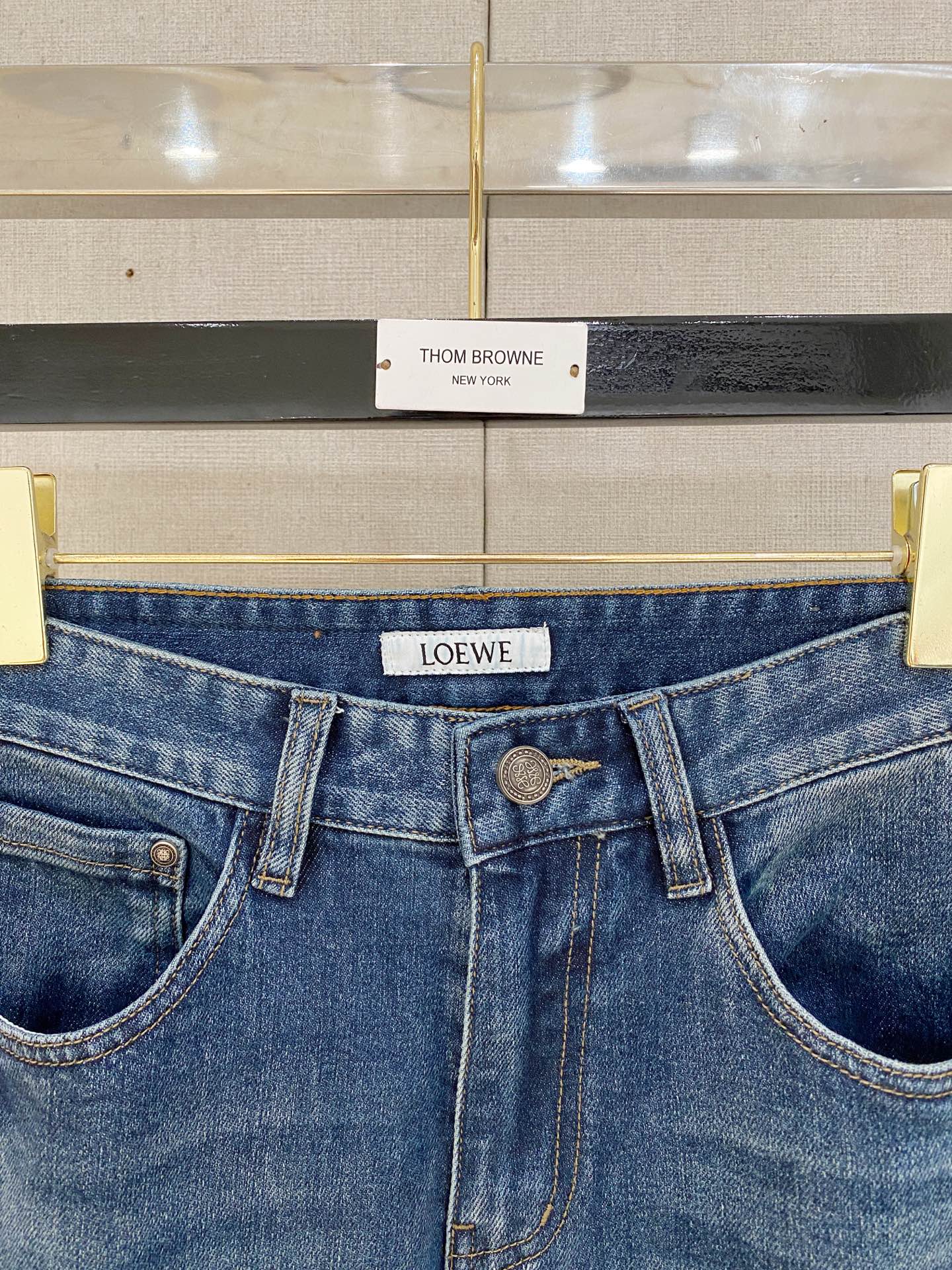  官网专柜同步有售，原单狠货，超级有范儿的一款牛仔裤，定制原版水洗牛仔面料，独特设计，顶级印花工艺字母图