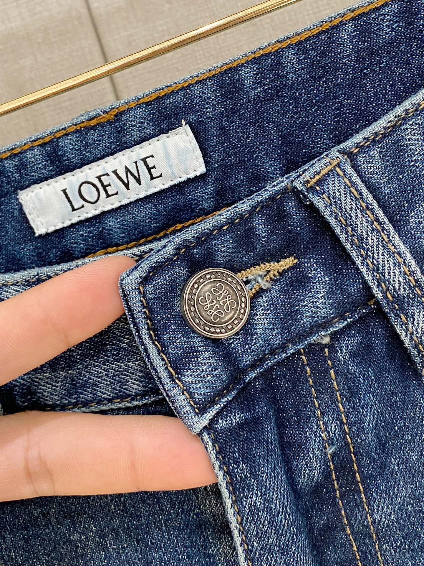  官网专柜同步有售，原单狠货，超级有范儿的一款牛仔裤，定制原版水洗牛仔面料，独特设计，顶级印花工艺字母图