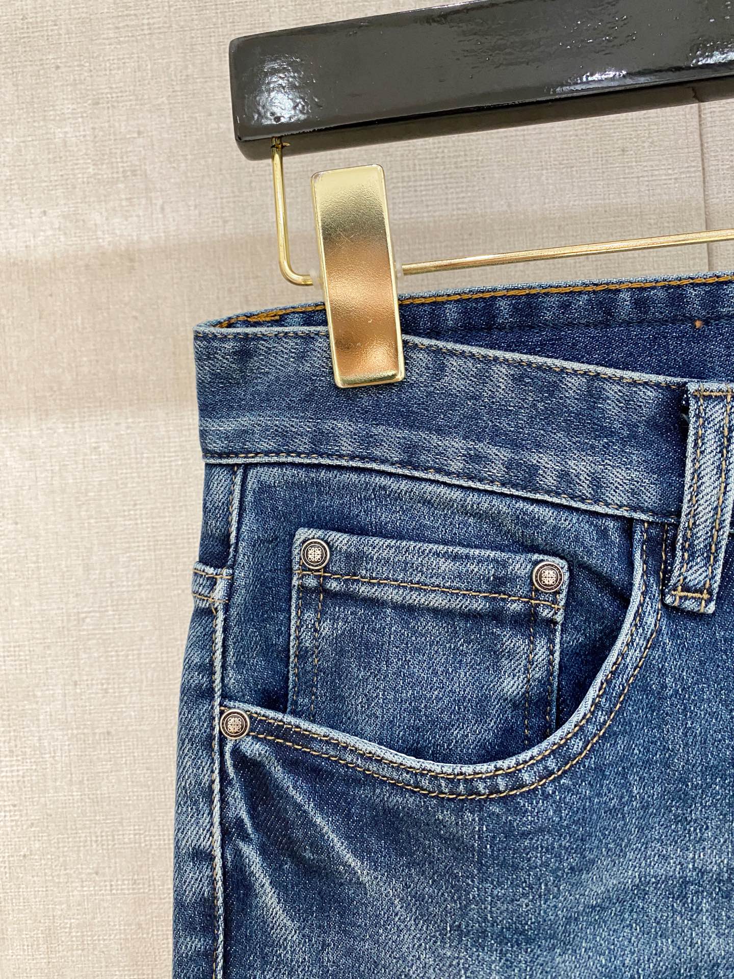  官网专柜同步有售，原单狠货，超级有范儿的一款牛仔裤，定制原版水洗牛仔面料，独特设计，顶级印花工艺字母图