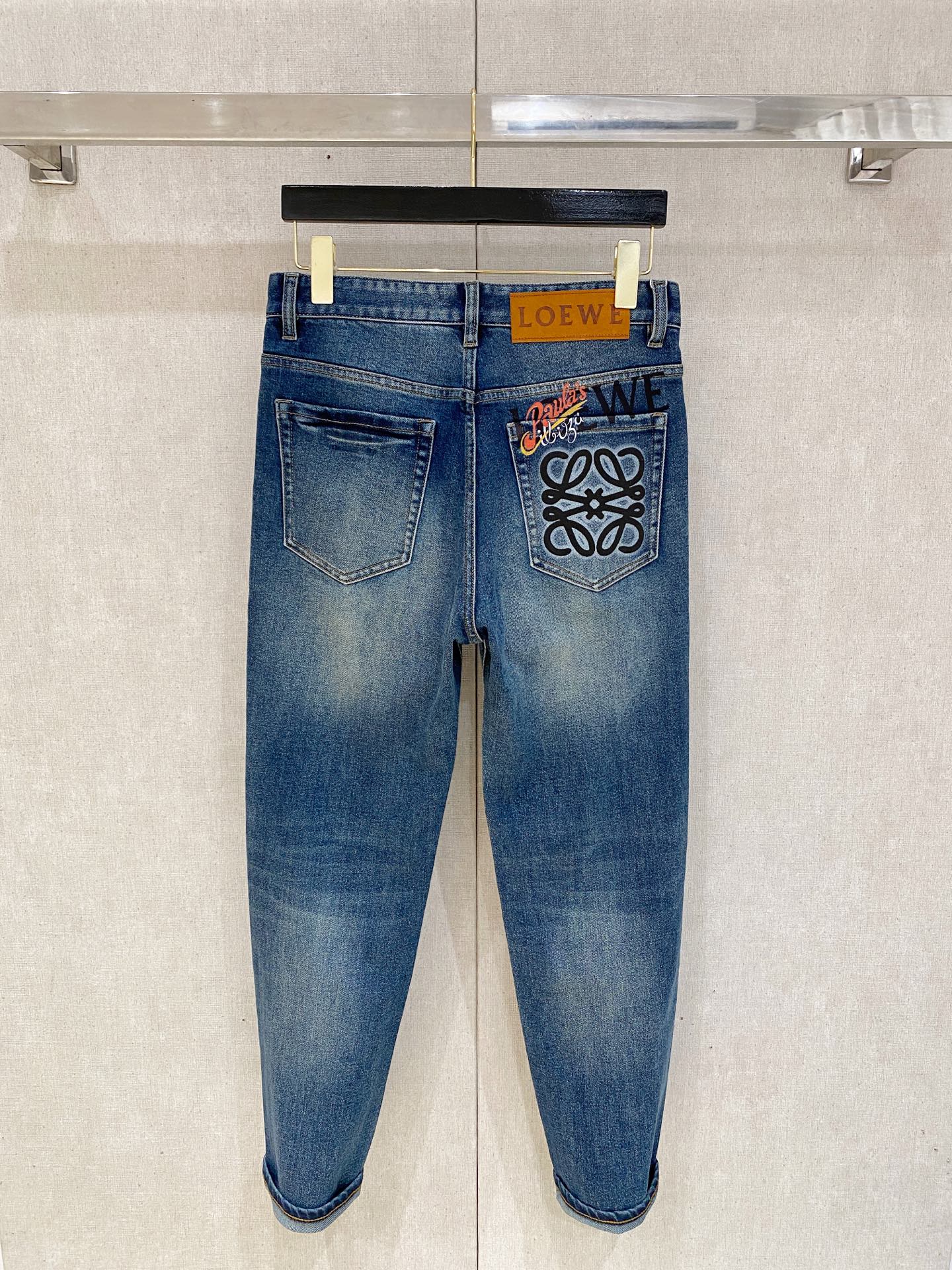  官网专柜同步有售，原单狠货，超级有范儿的一款牛仔裤，定制原版水洗牛仔面料，独特设计，顶级印花工艺字母图