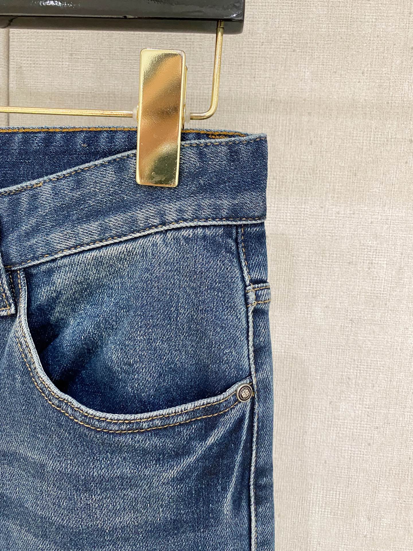  官网专柜同步有售，原单狠货，超级有范儿的一款牛仔裤，定制原版水洗牛仔面料，独特设计，顶级印花工艺字母图