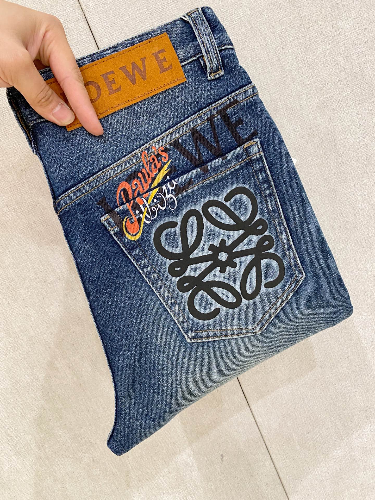  官网专柜同步有售，原单狠货，超级有范儿的一款牛仔裤，定制原版水洗牛仔面料，独特设计，顶级印花工艺字母图